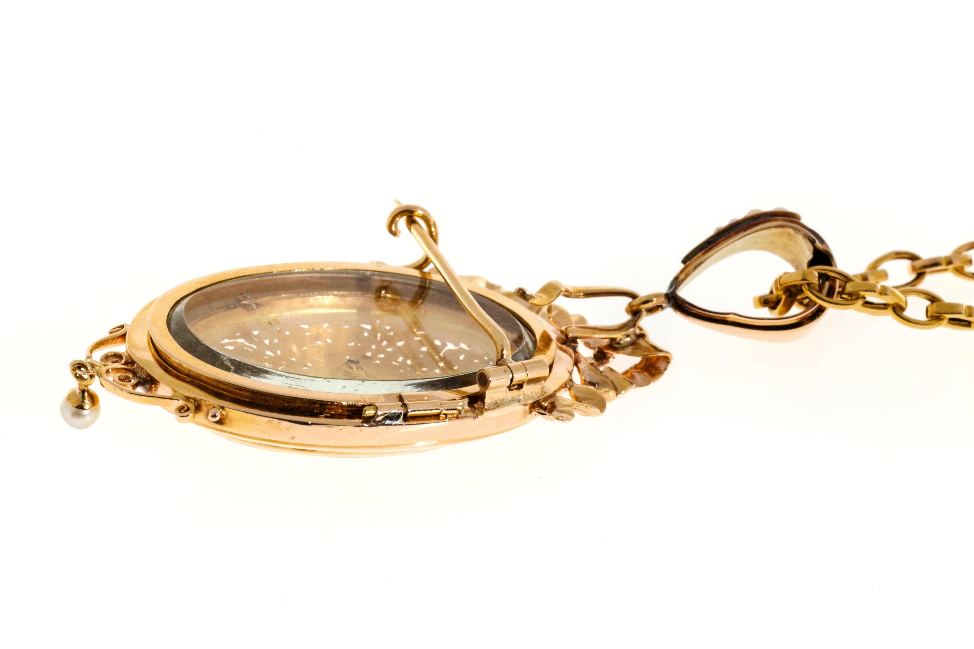 Collier médaillon pendentif à épingle filigrane en or avec perles naturelles et ruban  Bon état - En vente à Stamford, CT