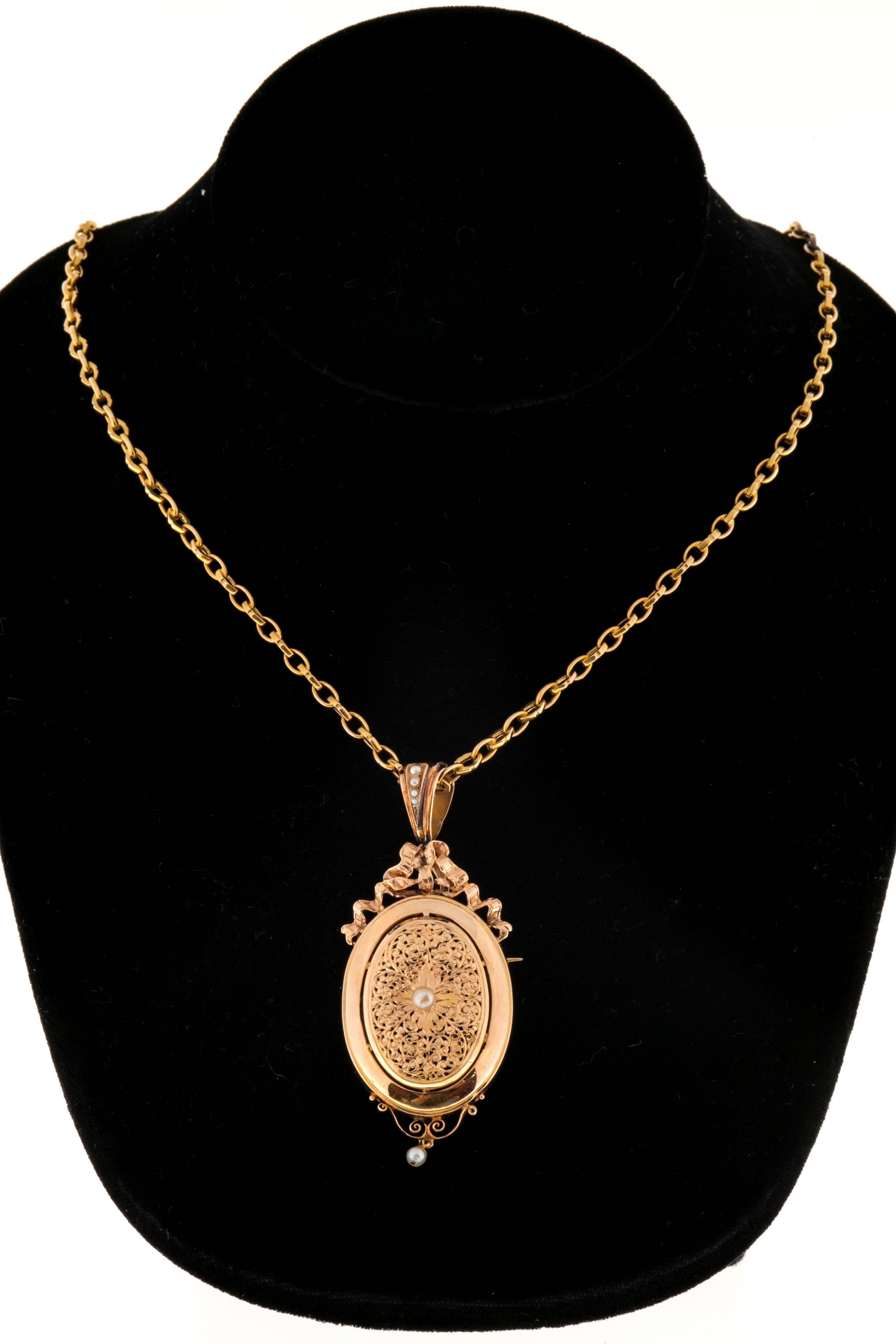 Collier médaillon pendentif à épingle filigrane en or avec perles naturelles et ruban  Pour femmes en vente