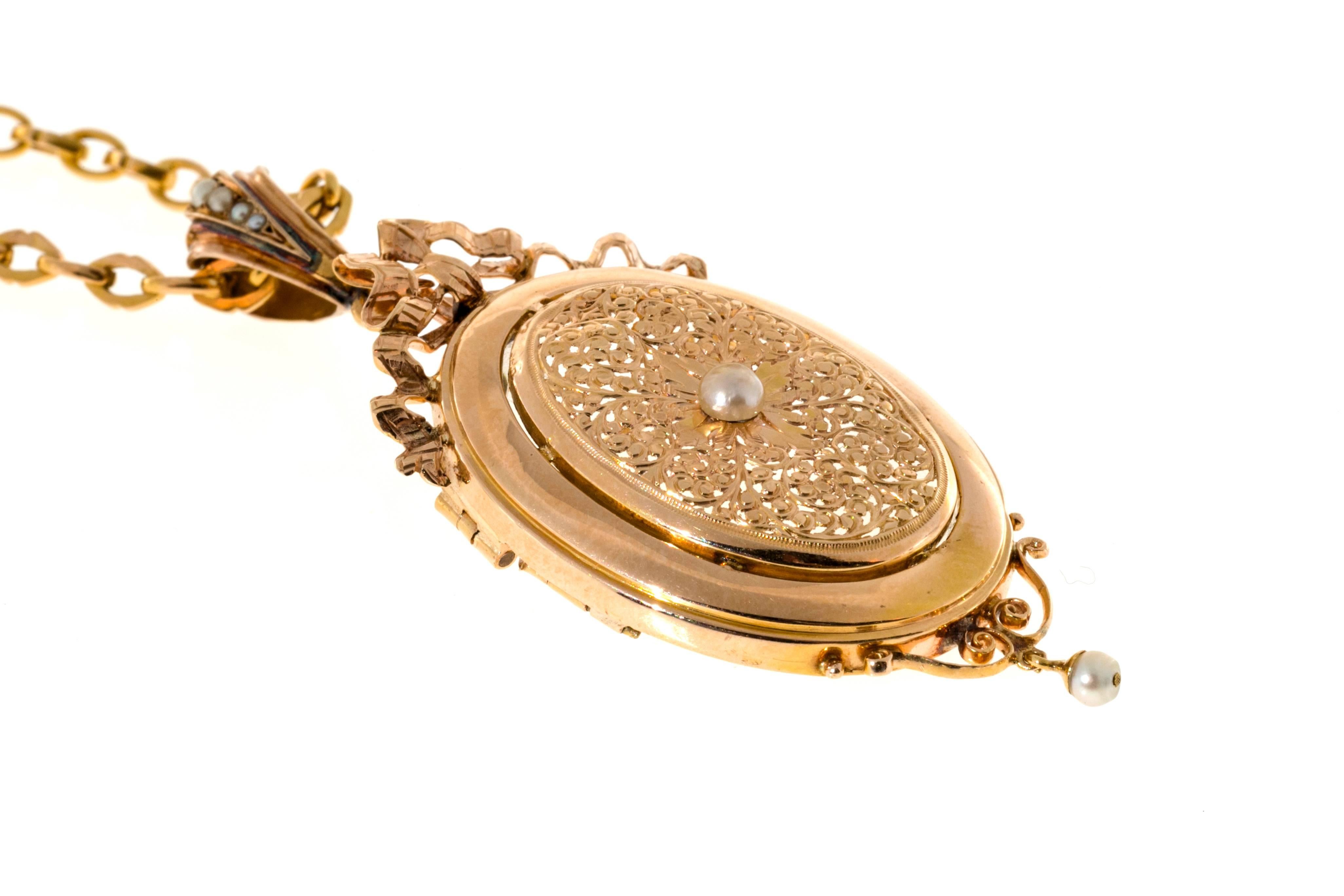 Collier à épingles et médaillon en or rose et perles naturelles, fait à la main, avec une chaîne originale faite à la main. L'anneau et la chaîne sont amovibles pour être portés comme une broche.  Le dos s'ouvre pour accueillir une photo. Vers