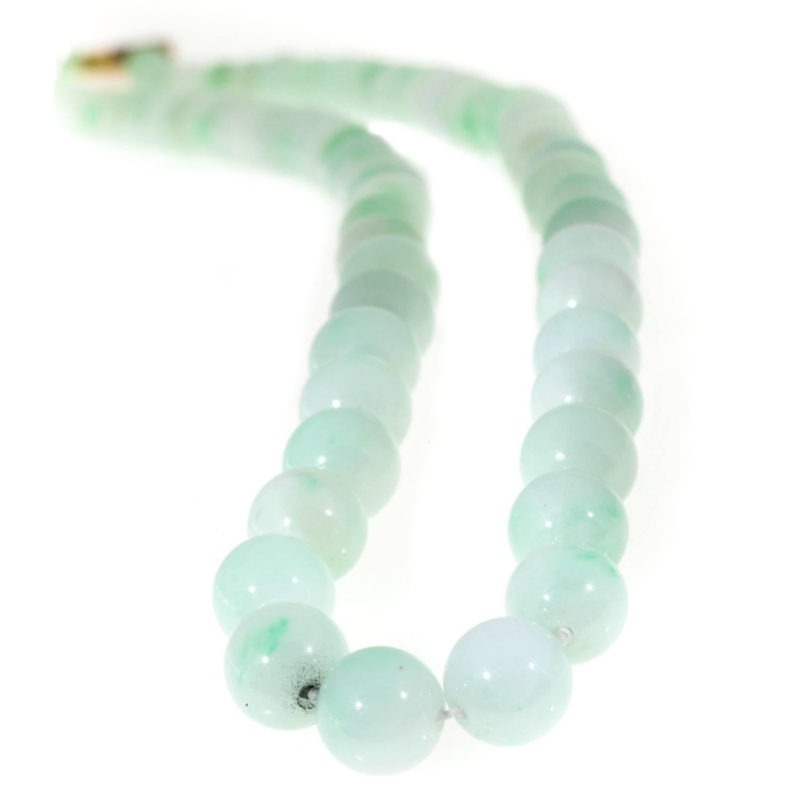 Untreated Light Green Jadeite Jade Yellow Gold Necklace In Good Condition In Stamford, CT