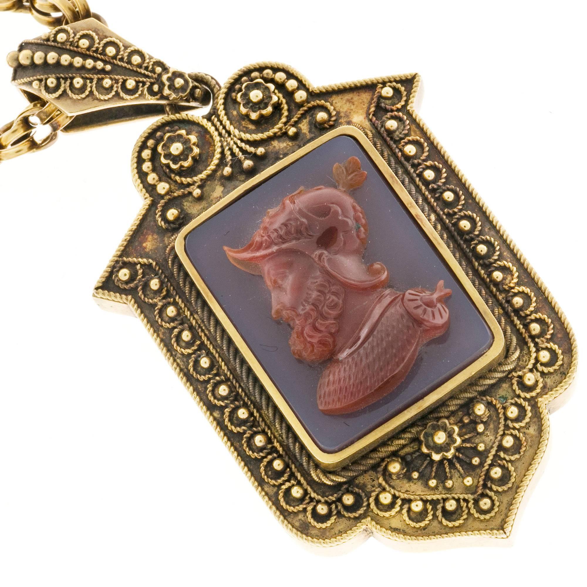 Collier médaillon à pendentif en or et cornaline avec pierre dure en vente 2