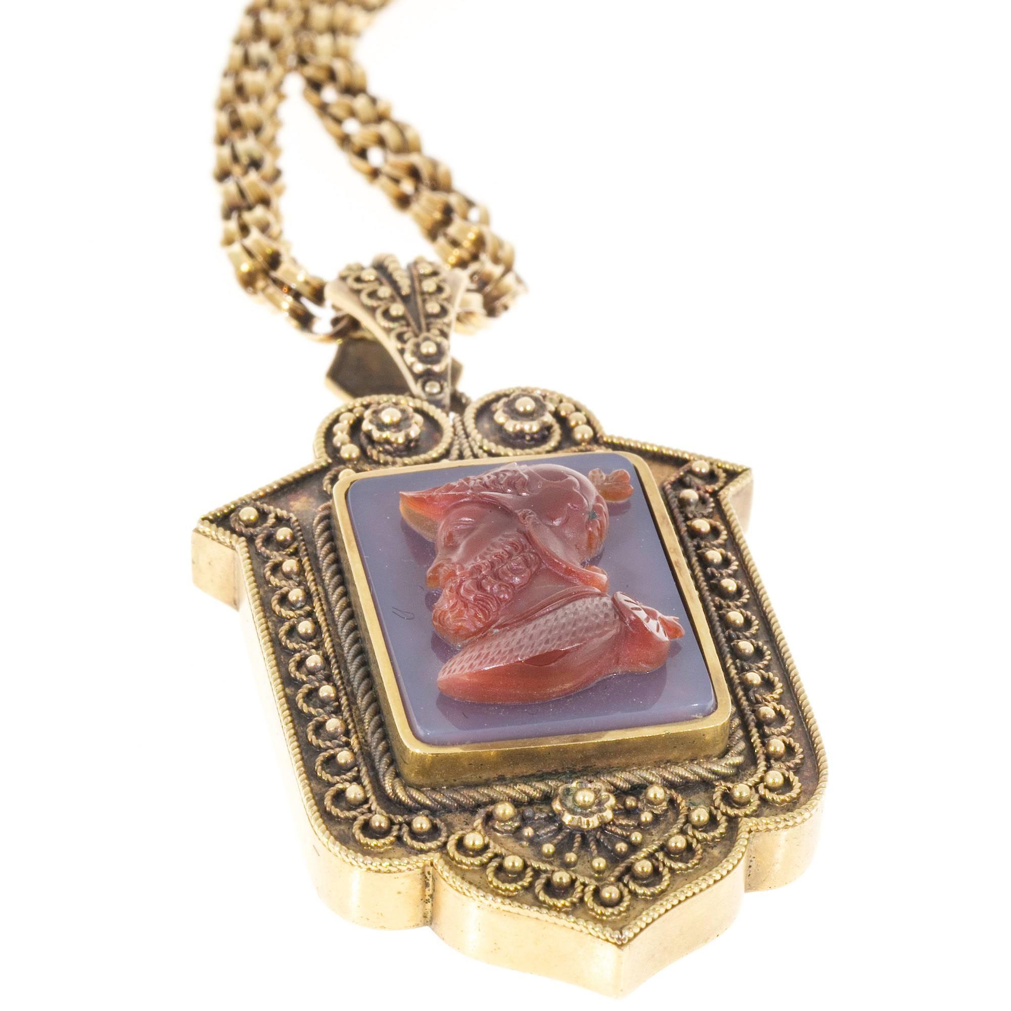 Collier médaillon à pendentif en or et cornaline avec pierre dure Pour femmes en vente