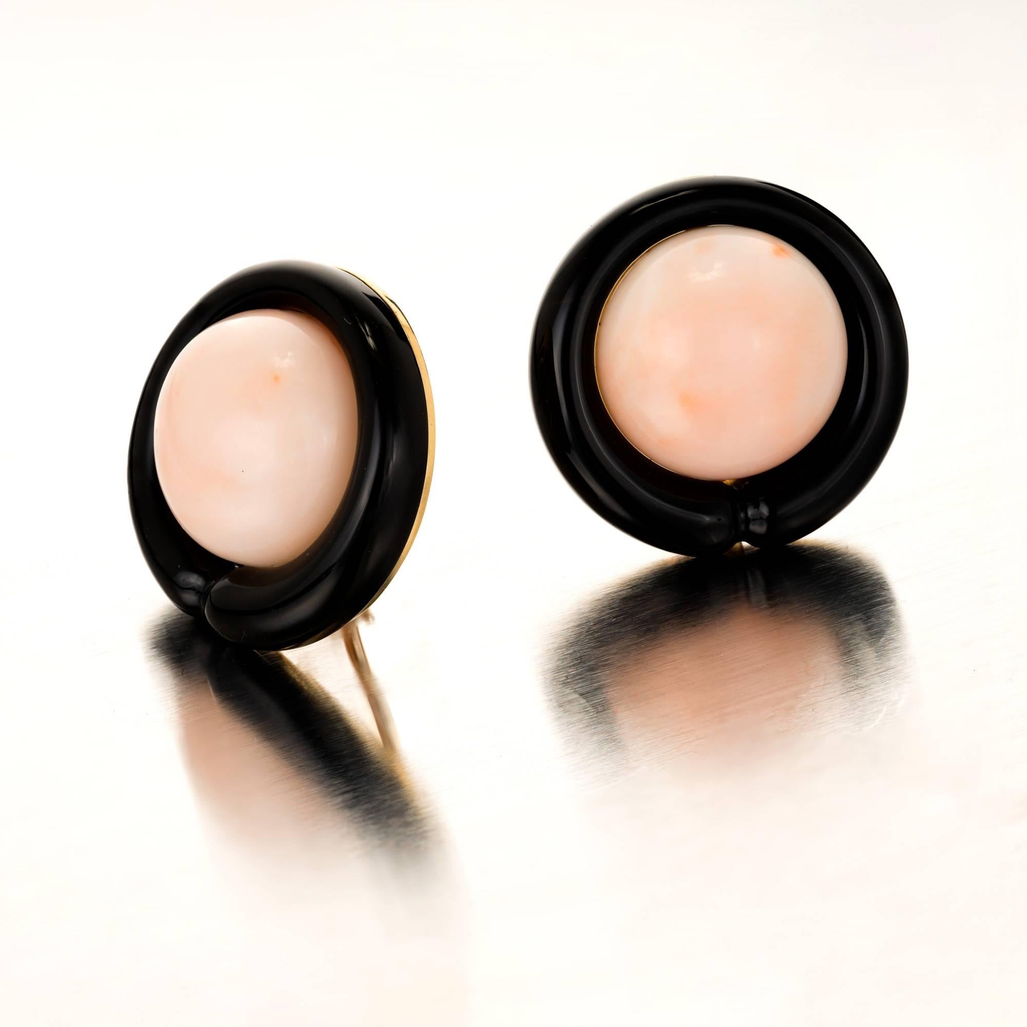 1950s Cellino 18k mid-century angel skin untreated Coral and black Onyx clip post earrings.

2 17mm round genuine Angel Skin natural untreated Coral
2 custom cut black Onyx
18k Yellow gold
Stamped: 18k
Tested: 18k
Hallmark: Cellino
Top to bottom: