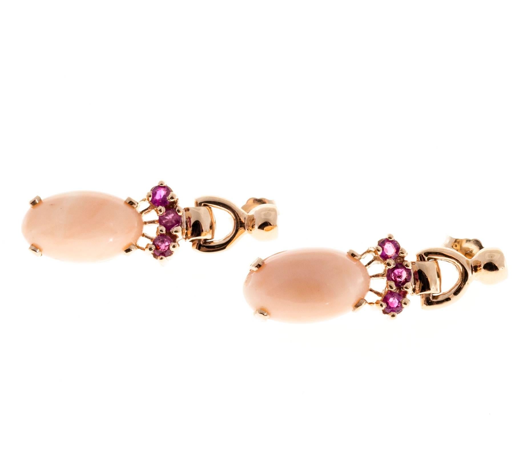Retro Art Deco dangle earrings with bright deep pink Sapphires and all natural light to medium pink well-polished Coral. Hinged dangle design, circa 1935-1940. Beads at top are flat on top.

2 oval light pink Angel skin Coral, approx. total weight