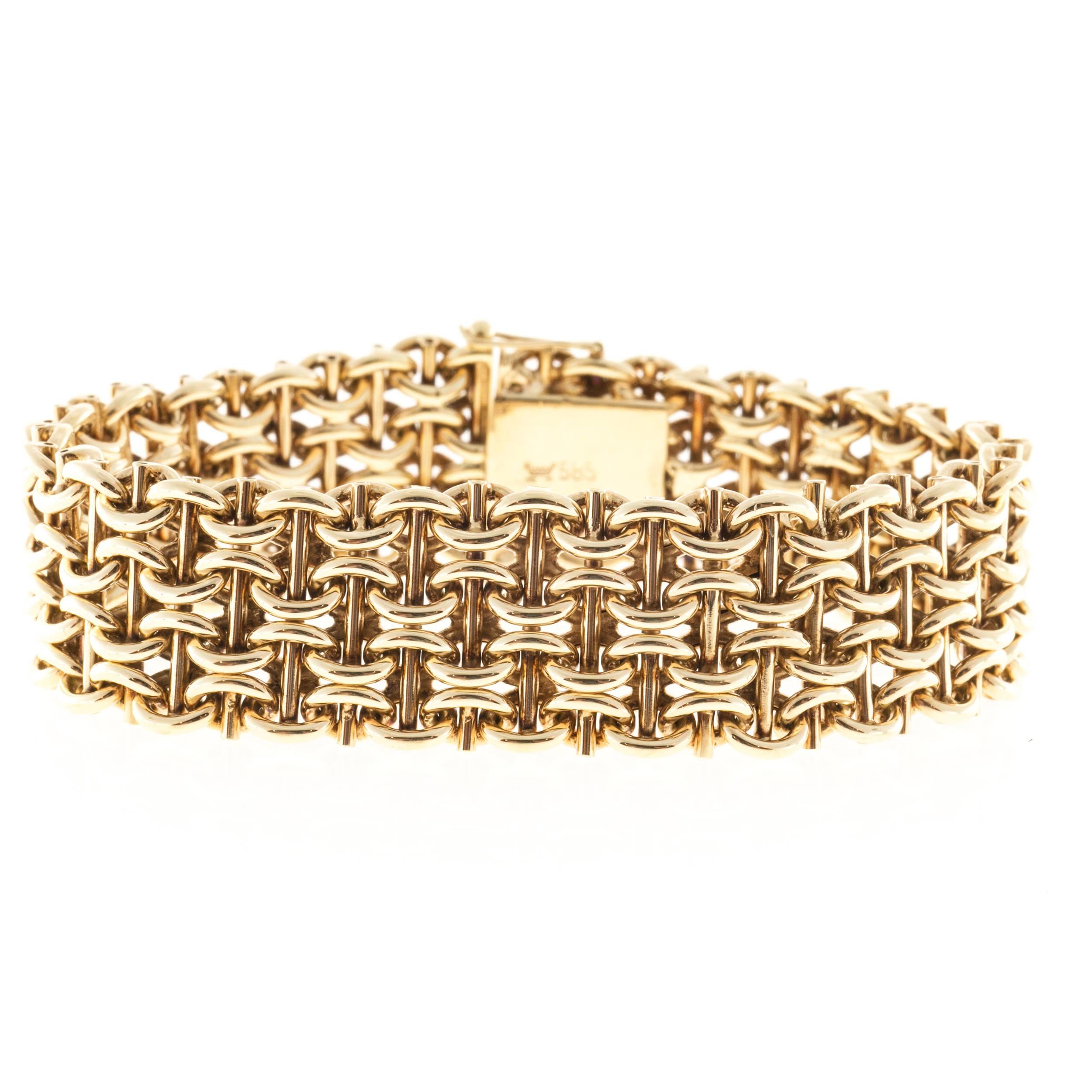 Handmade 1940's 14k yellow gold mesh bracelet. Lies flat with a hidden catch and double side safety. 

Length:  7 1/2 inches
14k Yellow Gold
Stamped:  585
Width:  18.06mm or .71 inch
Depth:  5.2mm
43.1 grams