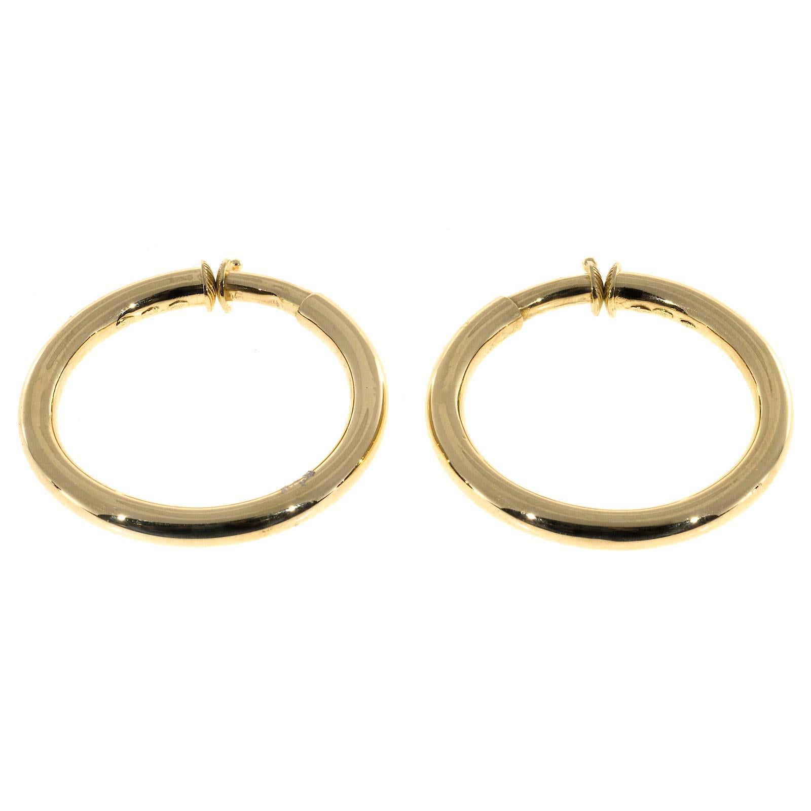 18k yellow gold spring loaded non pierced hoop earrings. Comfortable and secure on the ear. Spring loaded non pierced hoop earrings.

18k Yellow Gold
Stamped: 750 Italian hallmarks
21.2 grams
Diameter: 40.37mm or 1.59 inches
Tubing: 4.5mm