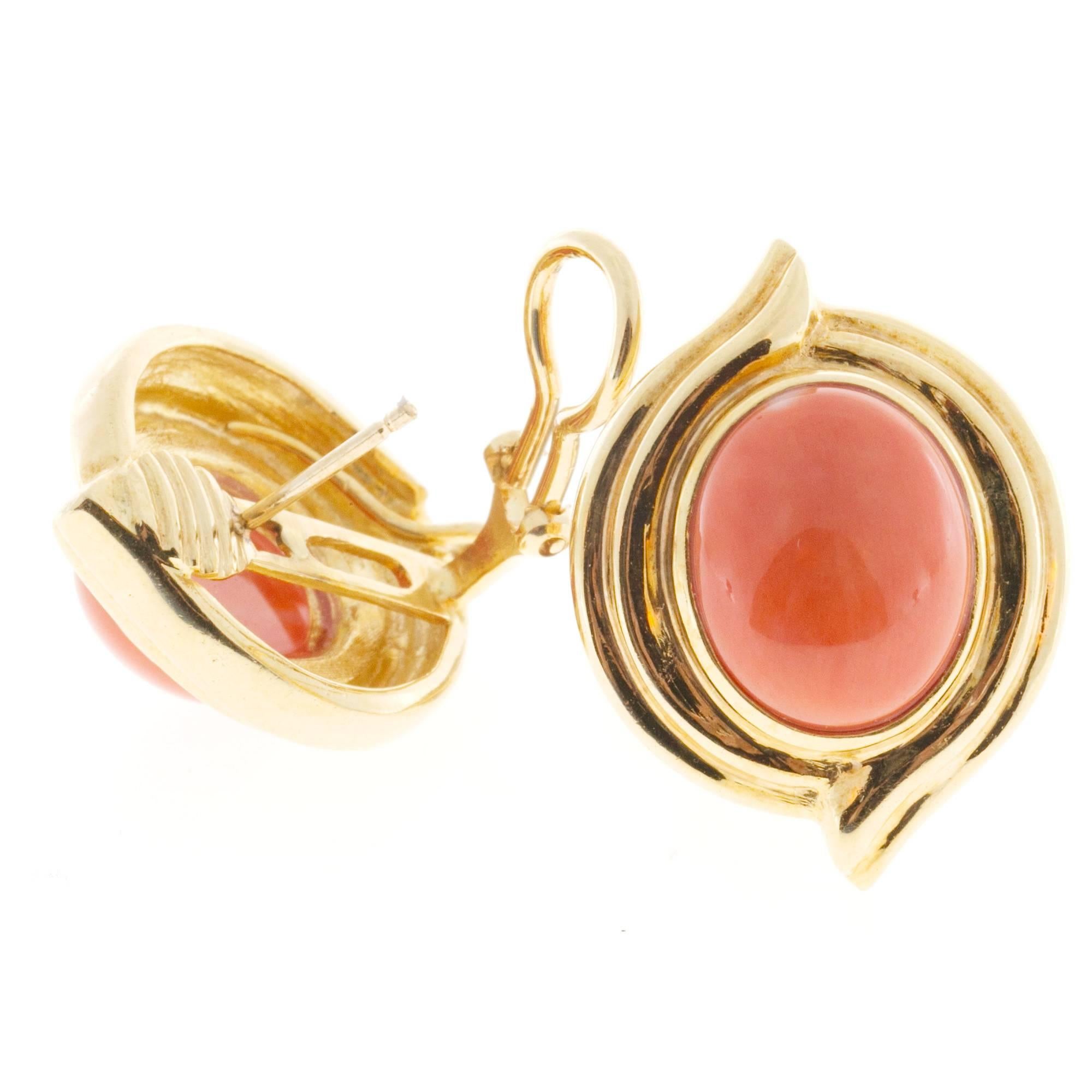 Red Orange Oval Coral Gold Earrings In Good Condition In Stamford, CT