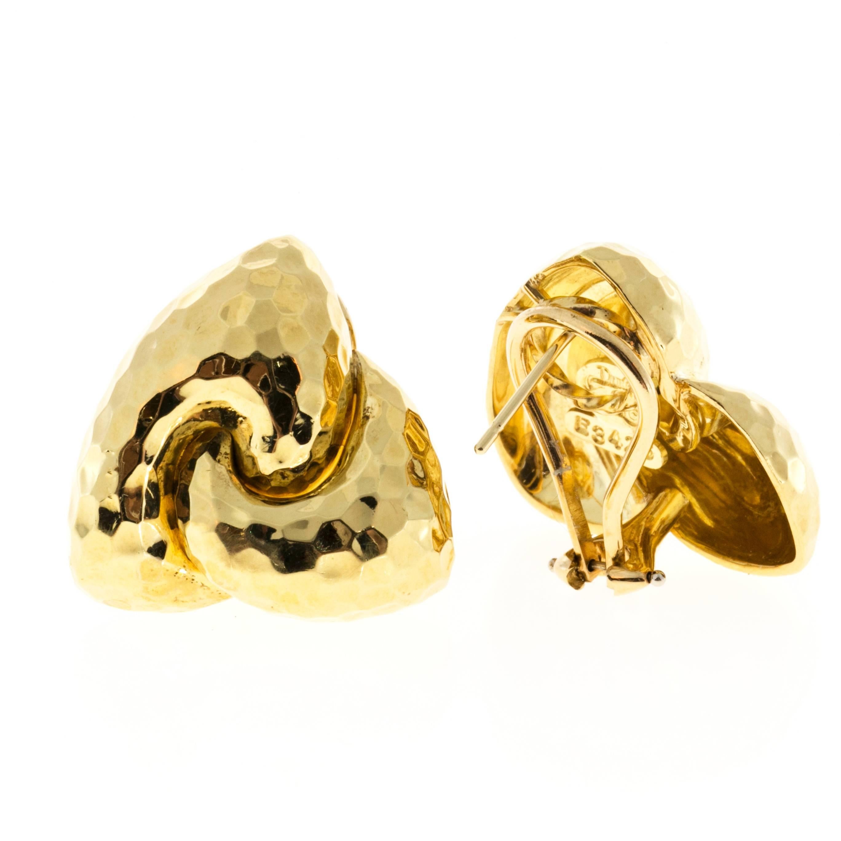 Henry Dunay hammered 18k yellow gold clip post earrings.

18k Yellow Gold
Stamped: 750 D E3426 D=Dunay
20.6 grams
7/8 x 7/8 inch