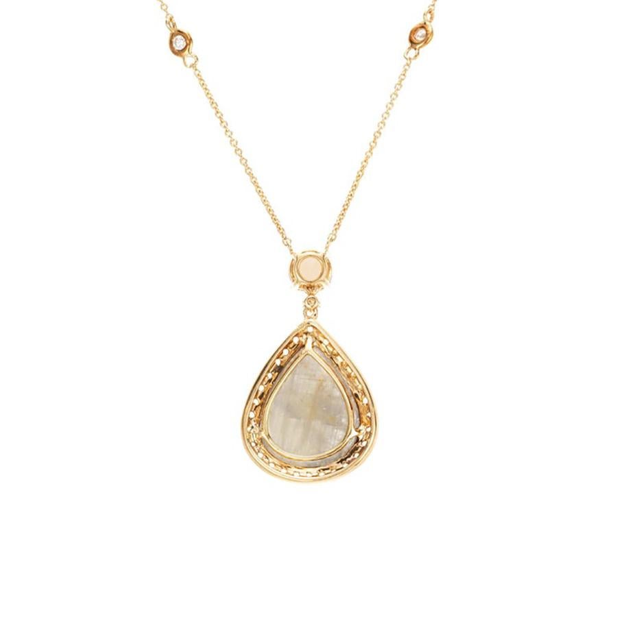 Collier en or jaune 18k avec pendentif en diamant et saphir de couleur gris poire. Un magnifique diamant gris de 4,62ct en forme de poire taillée en rose avec un halo de 28 saphirs jaunes naturels se balançant sous un saphir orange rond et un