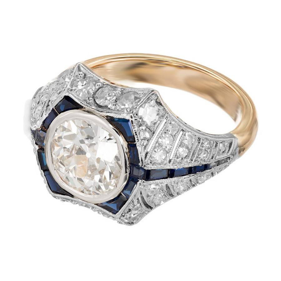 Bague de fiançailles en or jaune 18k, diamant et saphir, avec plateau en platine fait main, sertie de saphirs de calibre et de diamants ronds. Certifié et classé par l'EGL. 

1 diamant EGL USA certifié US53678502D Ideal old European cut 1.65ct, H,