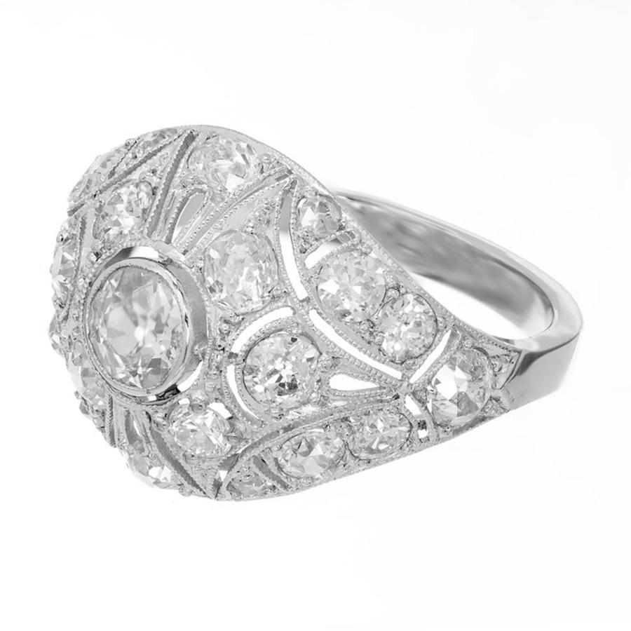 Anello di fidanzamento con diamante trafitto a cupola. Incastonato con diamanti originali taglio vecchia miniera con corone in rilievo e piccoli tavoli e culetti aperti. Extra scintillante. 

1 diamante di vecchia miniera, peso totale circa .50cts,