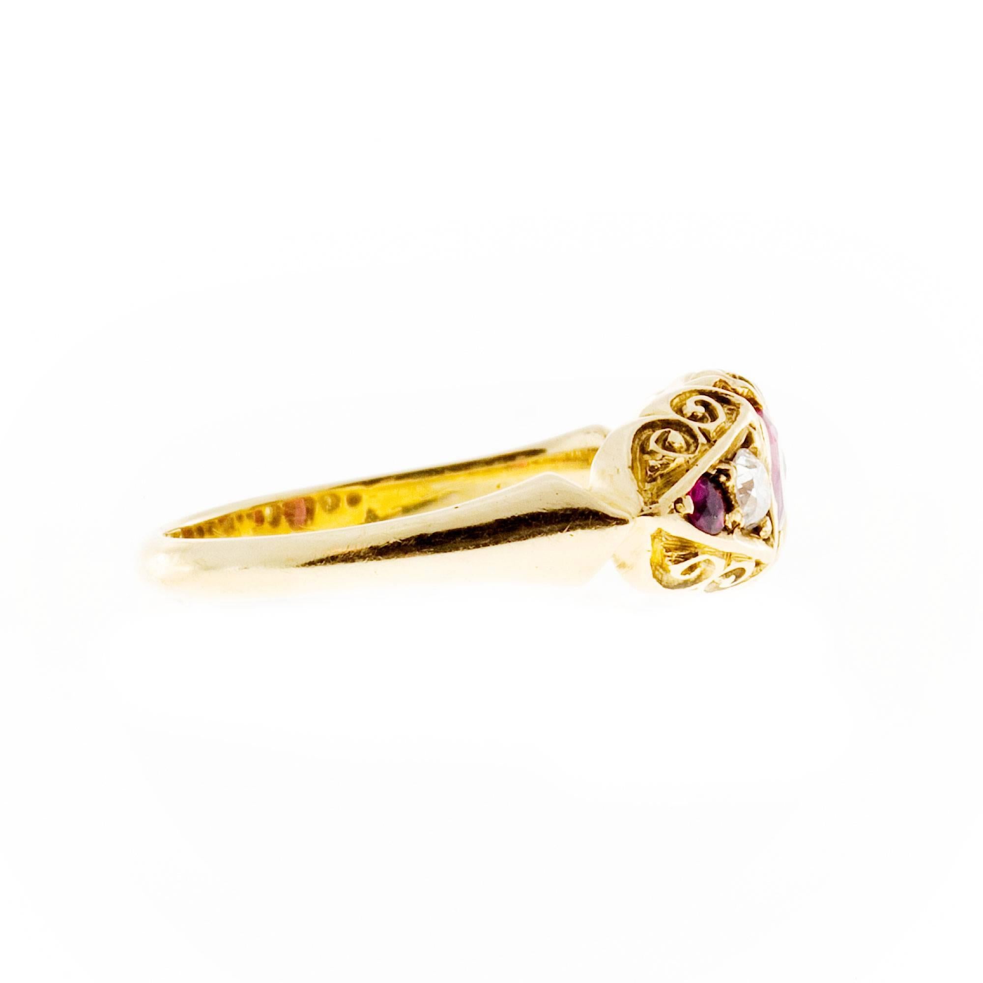 Taille ovale GIA certifié .3 carat  Bague de fiançailles victorienne en or avec rubis rouge naturel et diamants en vente