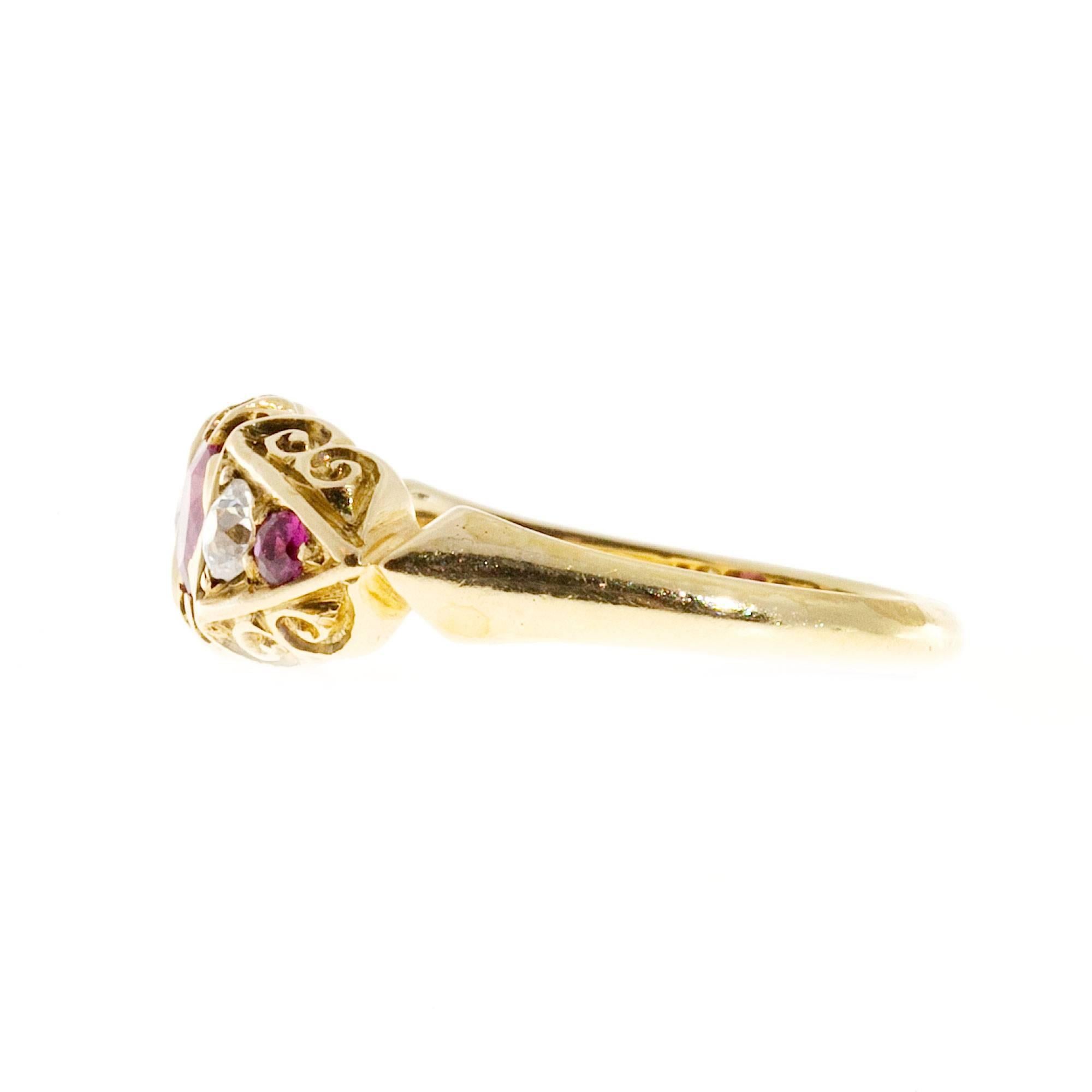 GIA certifié .3 carat  Bague de fiançailles victorienne en or avec rubis rouge naturel et diamants Bon état - En vente à Stamford, CT