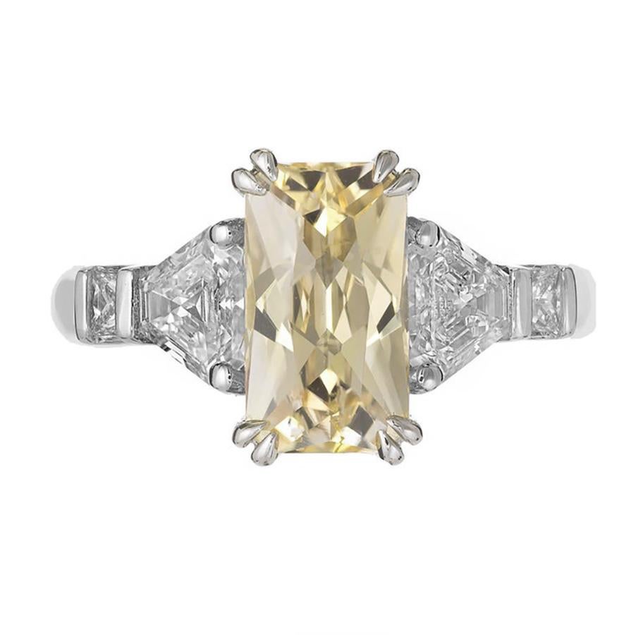De l'atelier Peter Suchy, pierre centrale rectangulaire en saphir naturel jaune orangé. Sertissage en platine fait à la main, accentué par des diamants latéraux de taille trapézoïdale et carrée.  Pas de chaleur et pas d'améliorations. Certifié GIA,