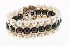 Dreireihige Akoya-Armband mit schwarzer und weißer Perle und Diamant in Gold