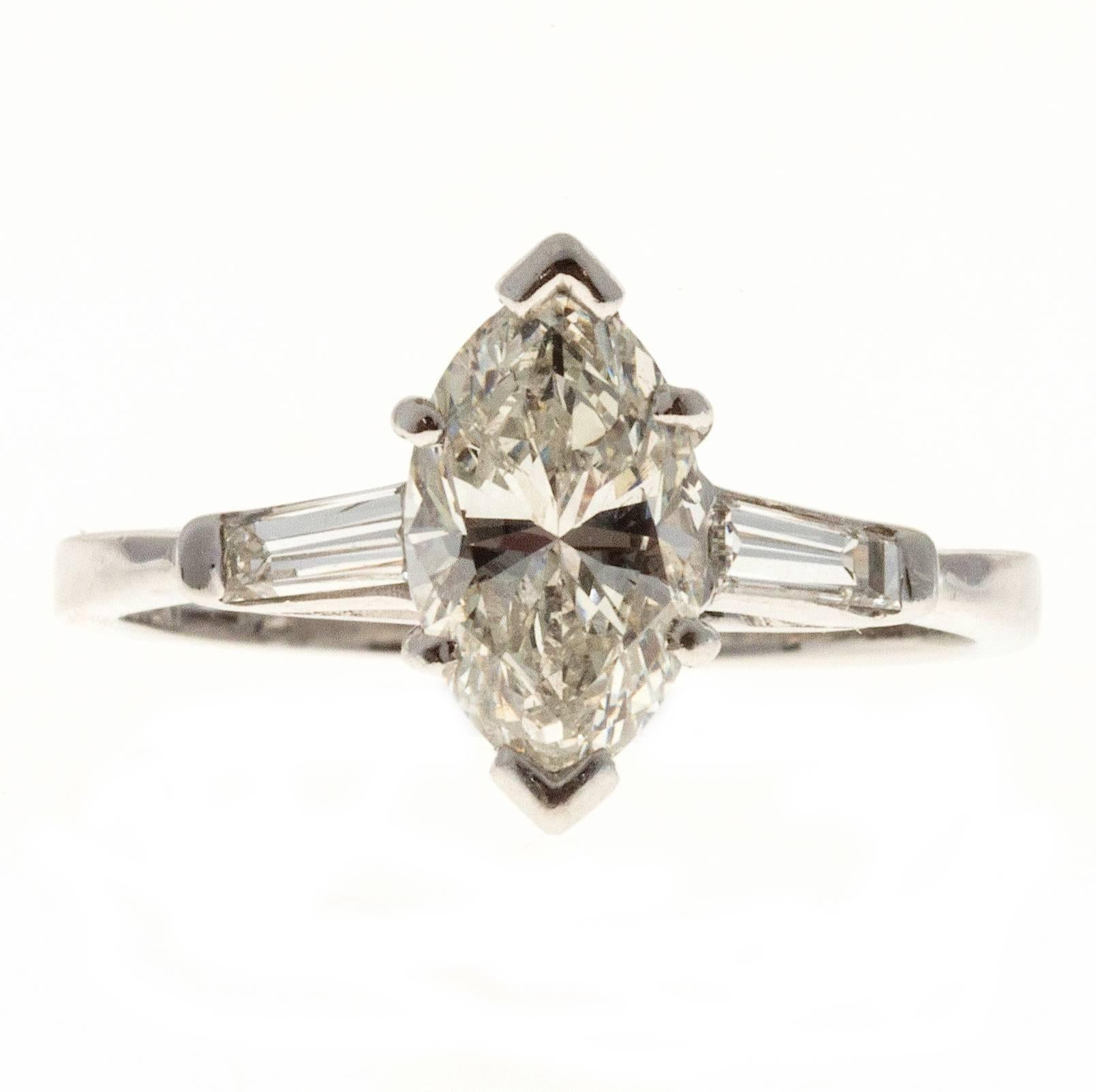 1,31 Karat Diamant-Verlobungsring aus Platin mit Marquise- Baguette im Angebot