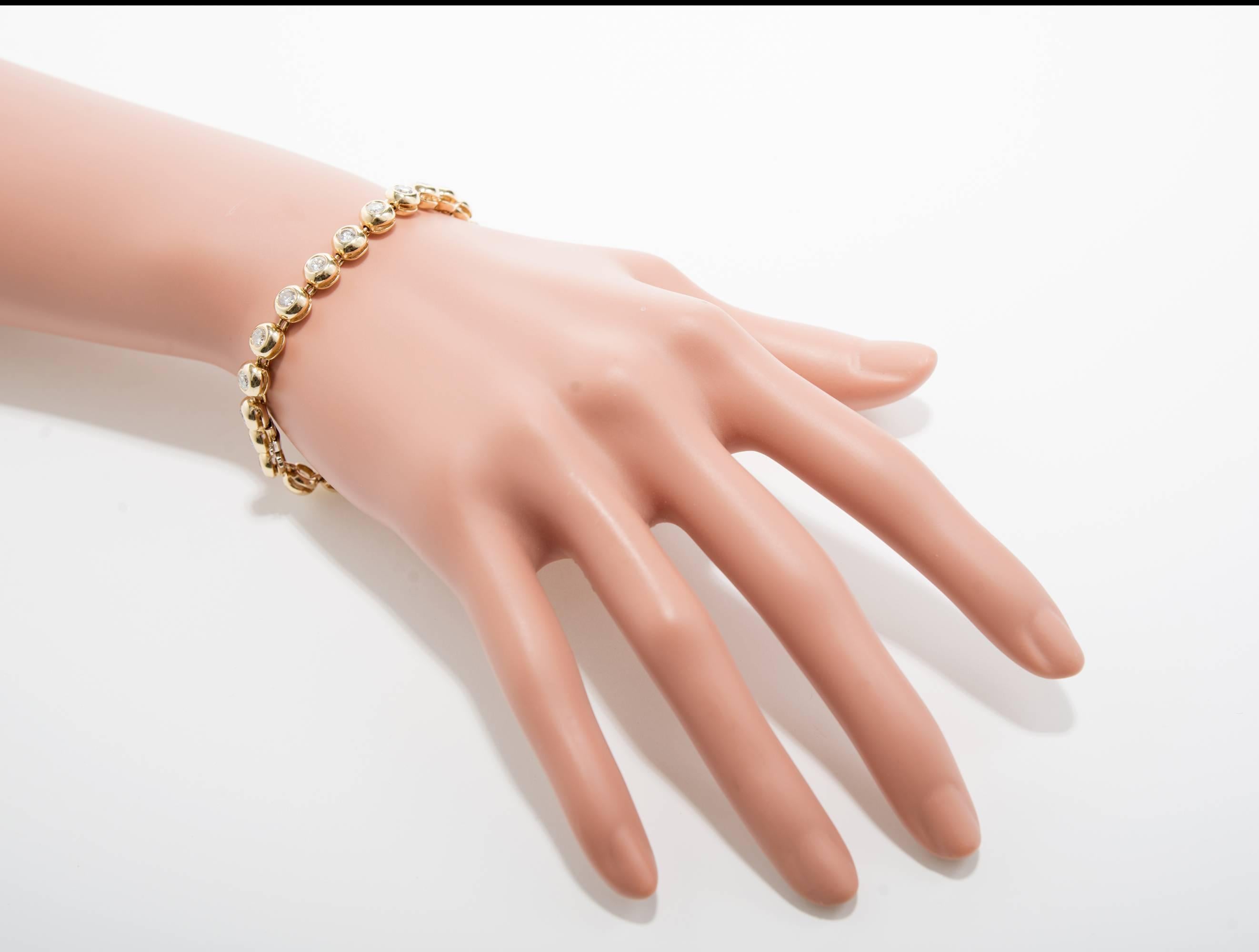 Women's 5.25 Carat Diamond Gold Round Tube Set Hinged Bracelet For Sale
