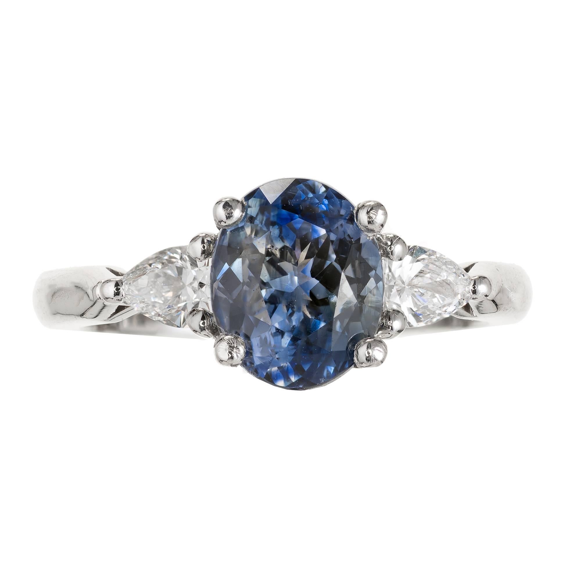 Taille ovale Peter Suchy Bague de fiançailles en platine avec saphir bleu de 2,35 carats et diamant poire en vente