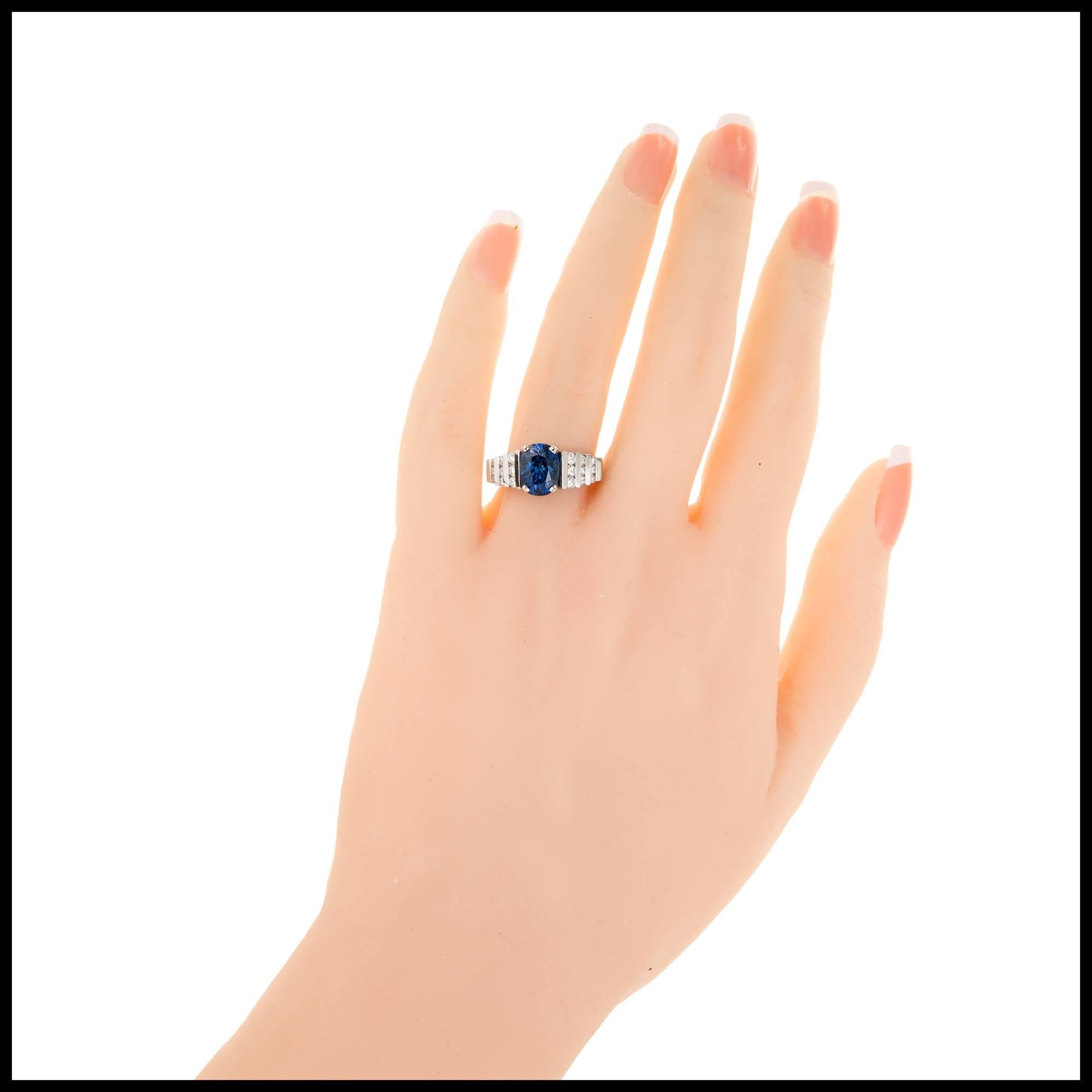 Platin-Verlobungsring mit GIA-zertifiziertem 2,79 Karat blauem ovalem Saphir und Diamant im Zustand „Gut“ im Angebot in Stamford, CT