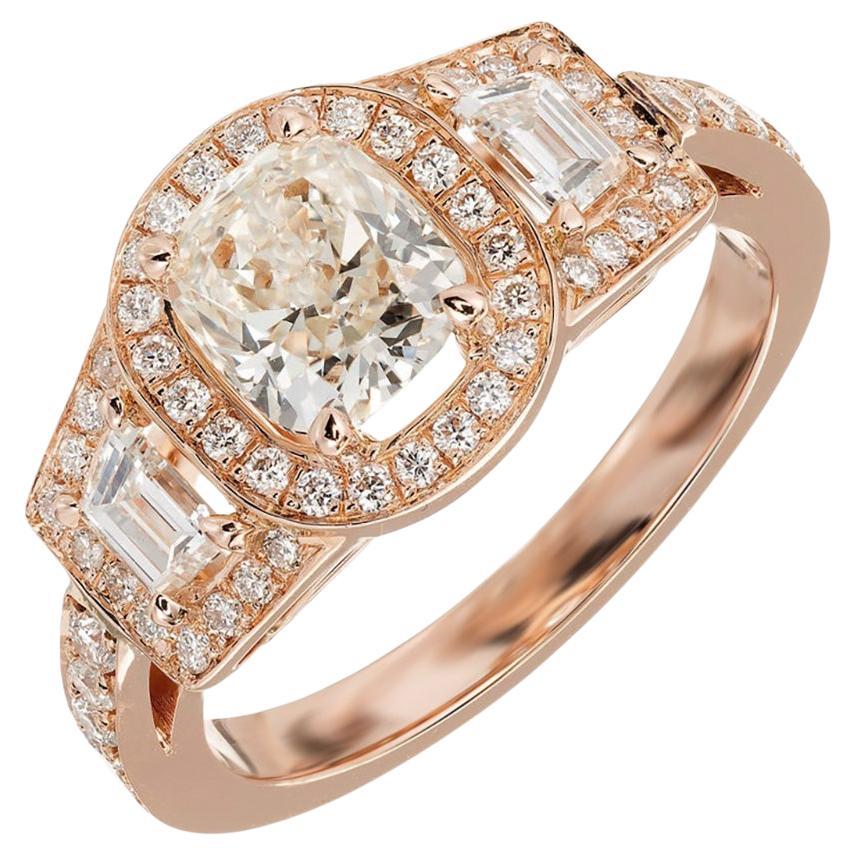 Bague de fiançailles à trois pierres en or à triple halo de diamants de 1,03 carat de Peter Suchy en vente