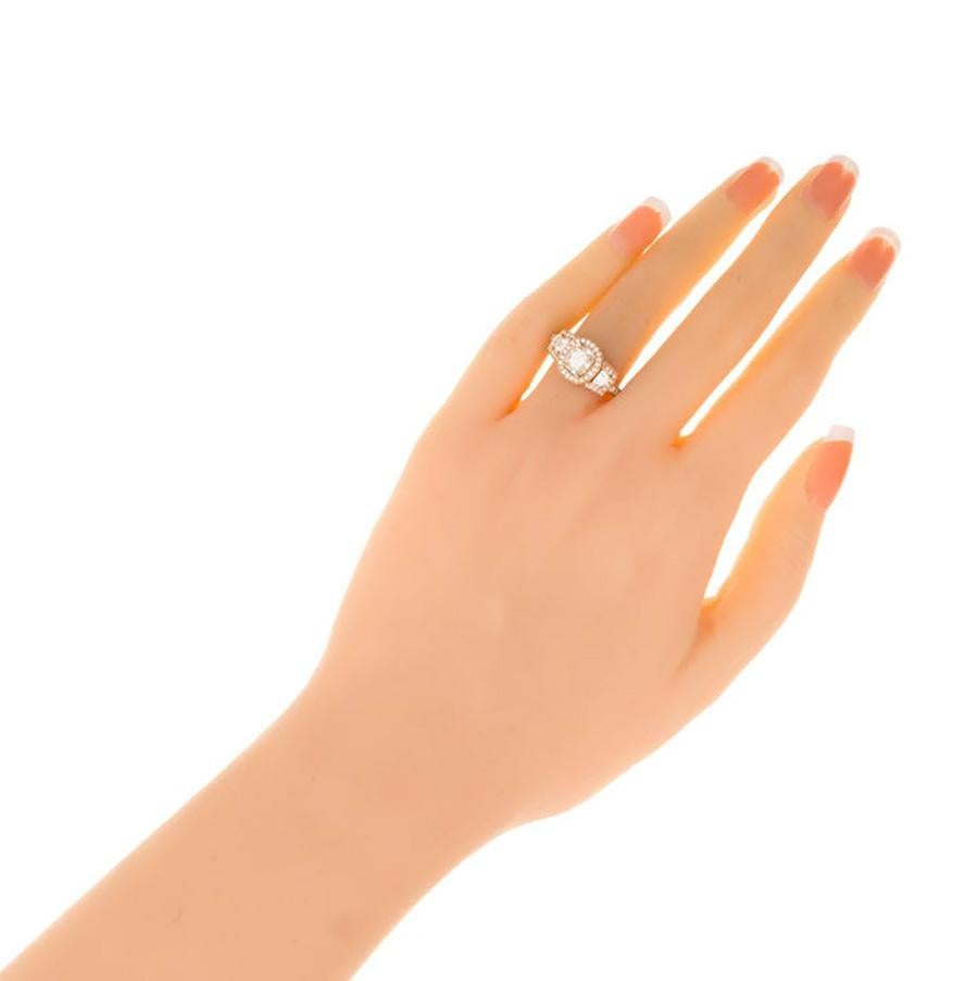 Bague de fiançailles à trois pierres en or à triple halo de diamants de 1,03 carat de Peter Suchy en vente 3