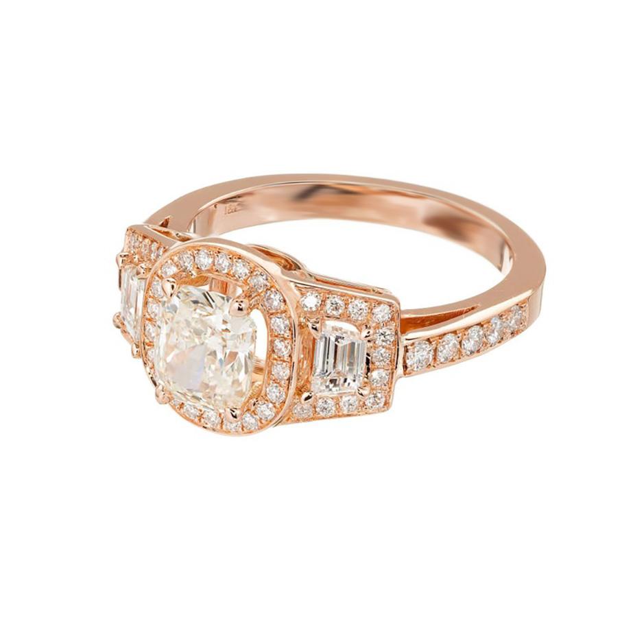 Taille coussin Bague de fiançailles à trois pierres en or à triple halo de diamants de 1,03 carat de Peter Suchy en vente