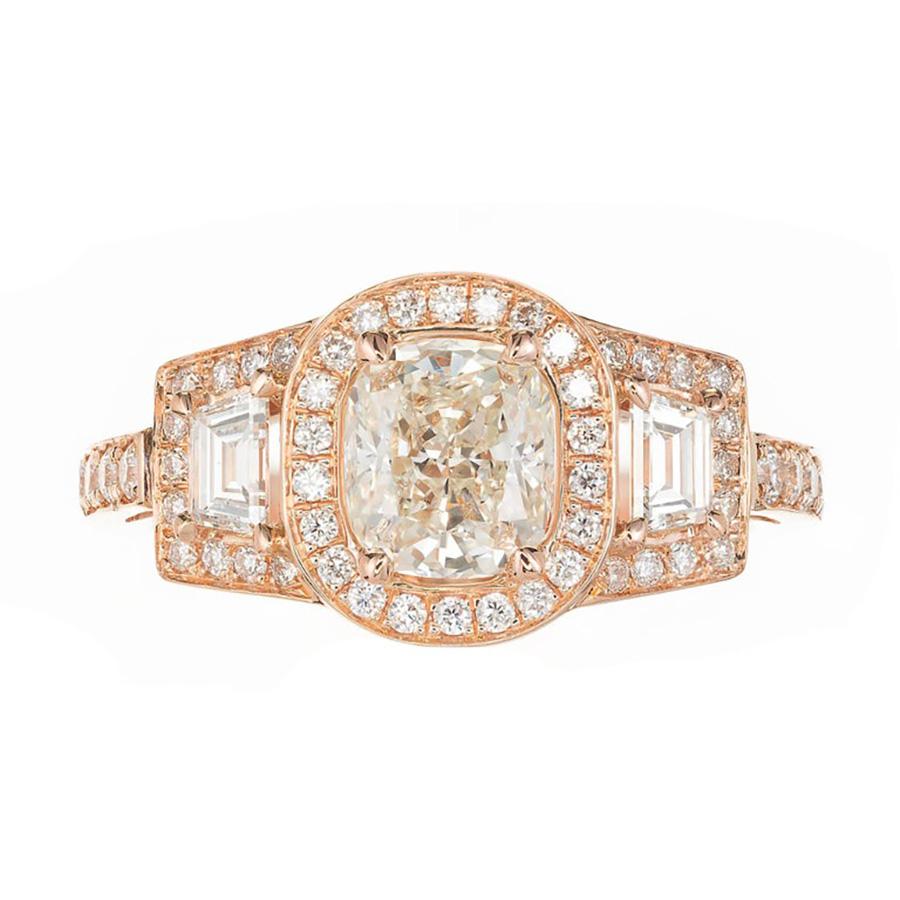 Bague de fiançailles ancienne à trois pierres, taille coussin, diamant étincelant de 1,03cts. Le diamant central de taille coussin et les deux diamants trapézoïdaux proviennent d'une succession des années 1920. La monture auréolée de diamants ronds