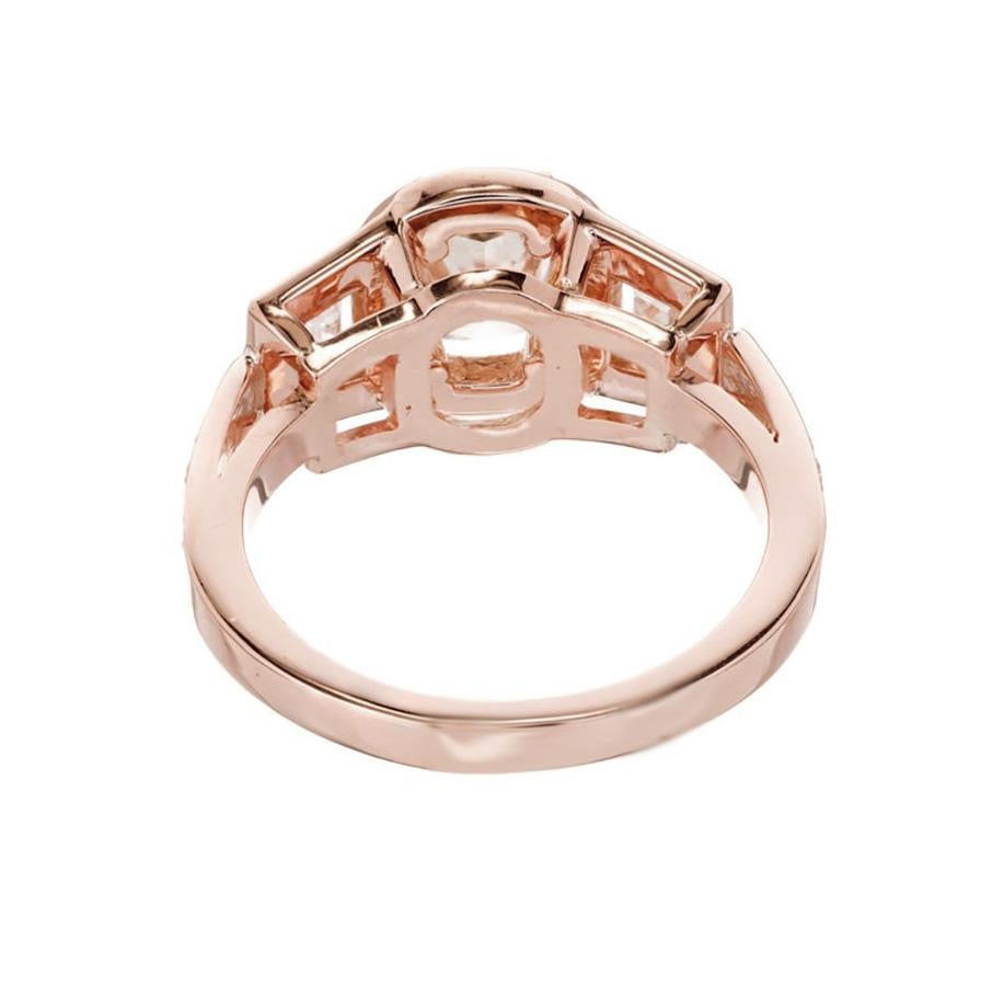 Bague de fiançailles à trois pierres en or à triple halo de diamants de 1,03 carat de Peter Suchy Pour femmes en vente