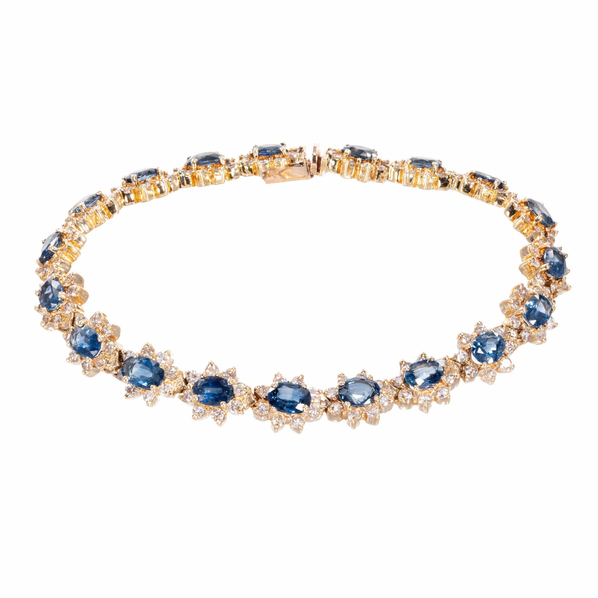 Bracelet articulé en saphir ovale et diamant rond. Sertie de 11,05 cts de fins saphirs bleus brillants certifiés, chaleur simple uniquement, chacun entouré de 3,02 carats de diamants pleine taille. Loquet caché intégré. Certifié par le GIA. 

19