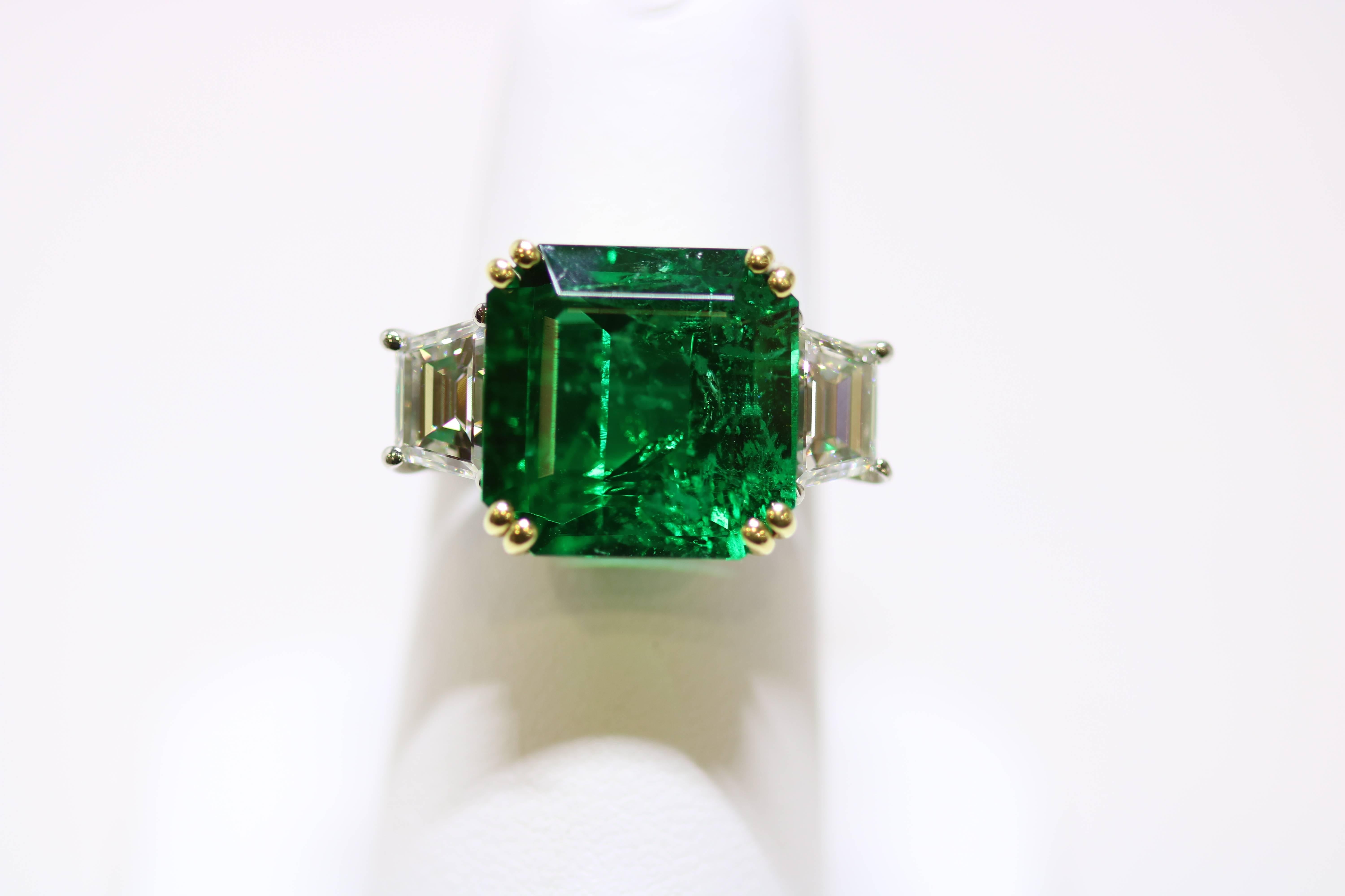 Emerald Diamond Platinum Ring  In Excellent Condition For Sale In New York, NY