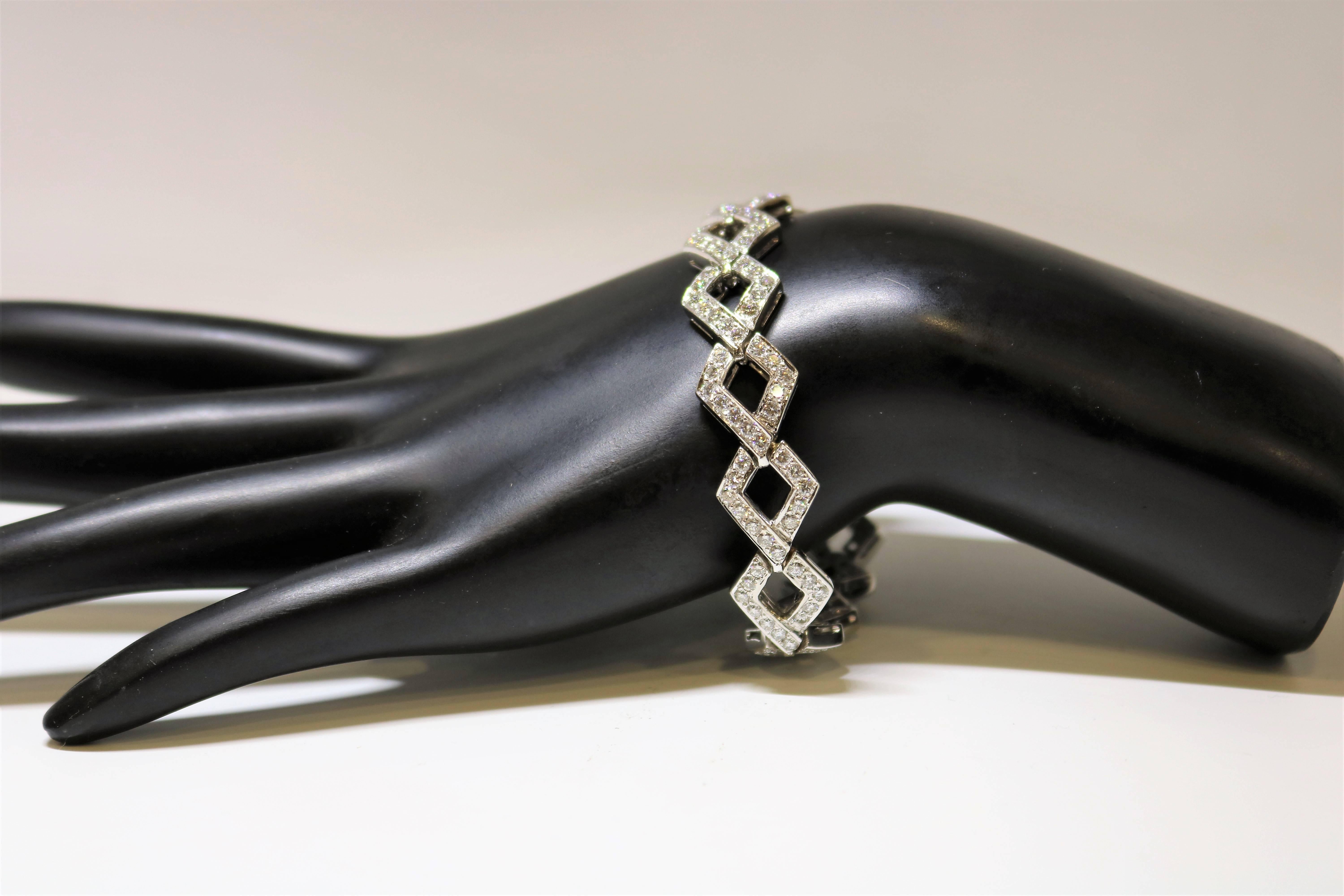 This bracelet is in 18k white gold with a total weight of 6.21 cts.