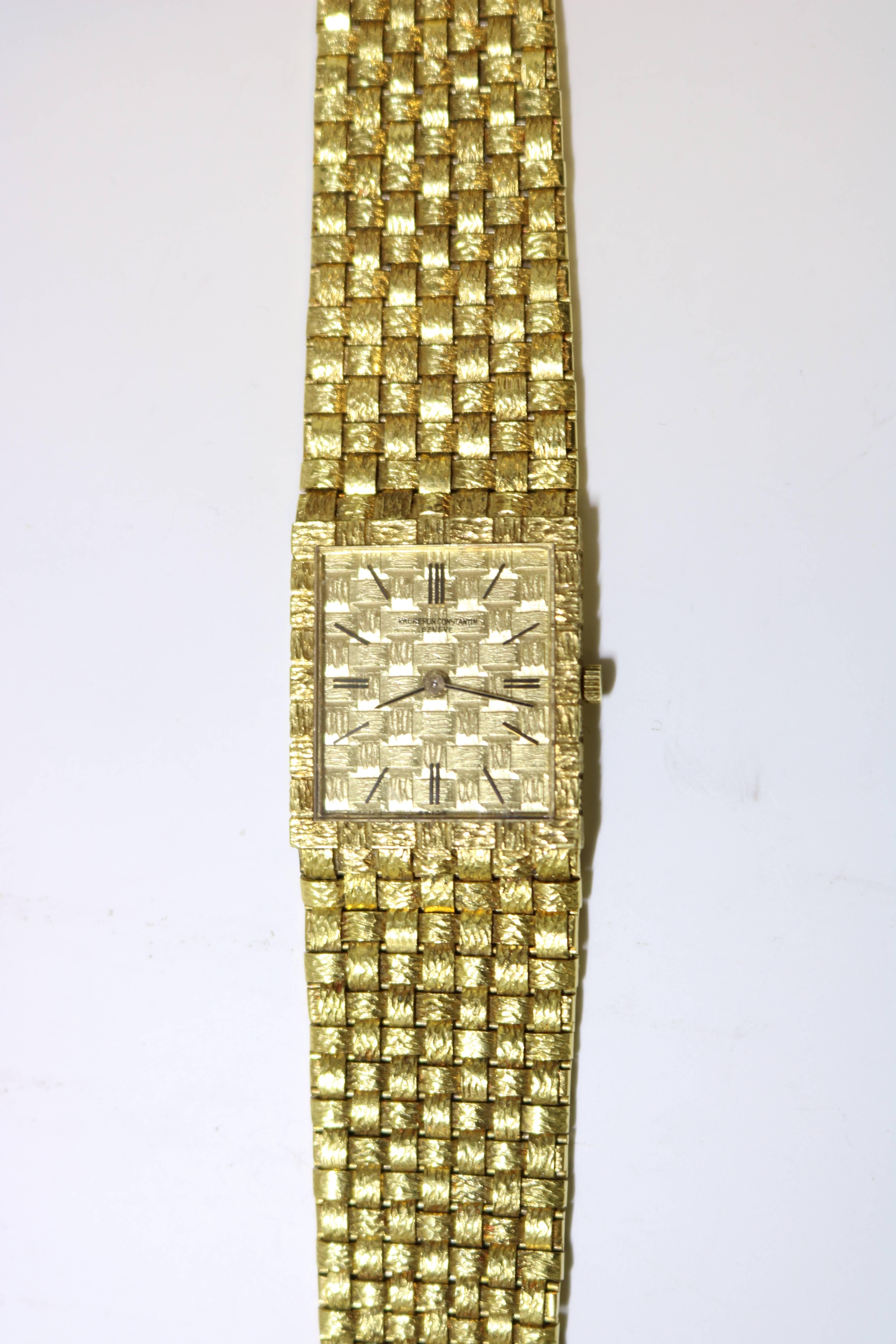 Gentlemen's watch in 18k Yellow Gold basket weave wrist watch with 17 Jewel Swiss movement