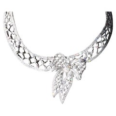 Collar con Lazo de Platino, Oro Blanco y Diamantes