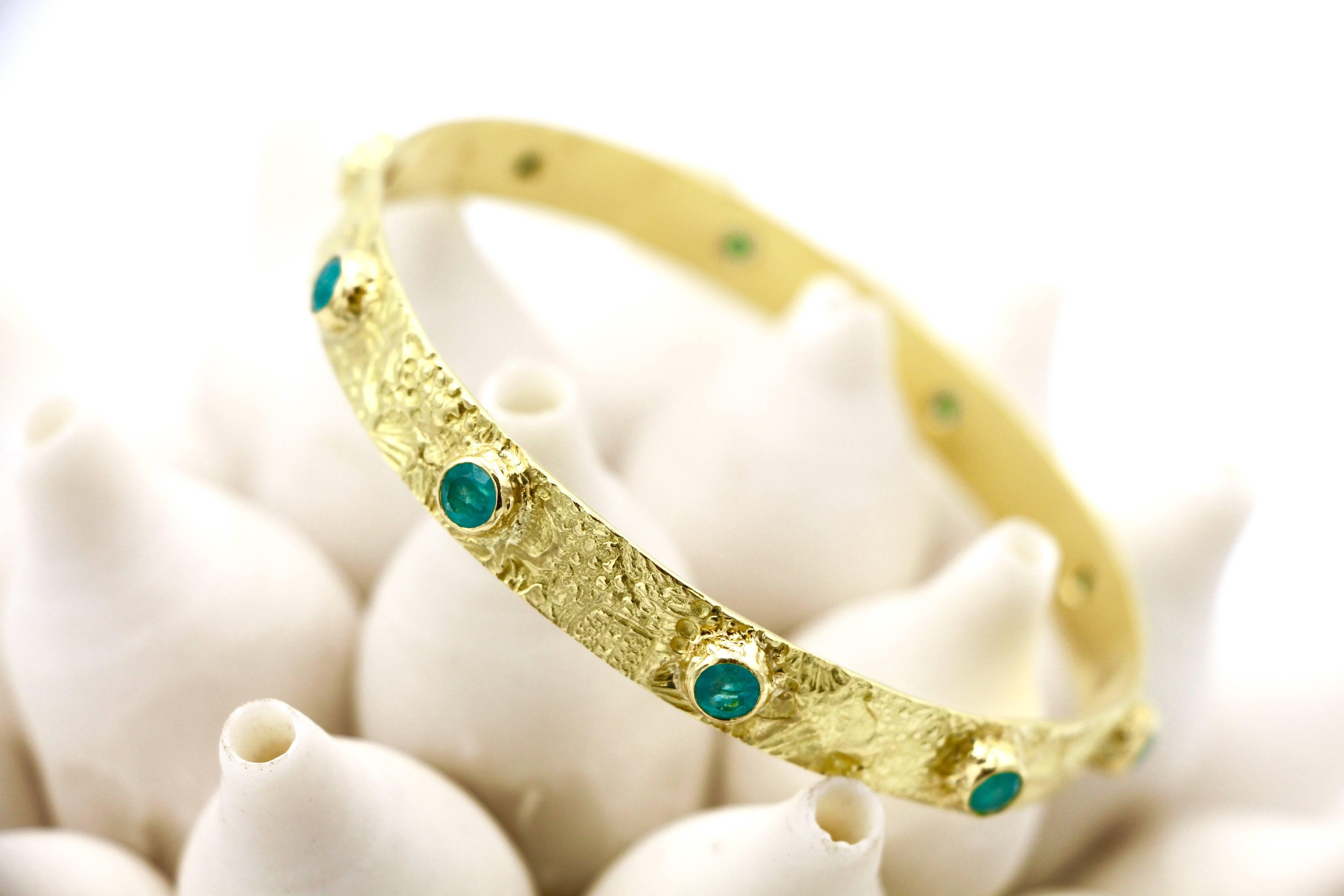 4.68 Carat Brazilian Paraiba Tourmaline in Seascape-Textured 18kt Gold Bangle In New Condition In Nantucket, MA