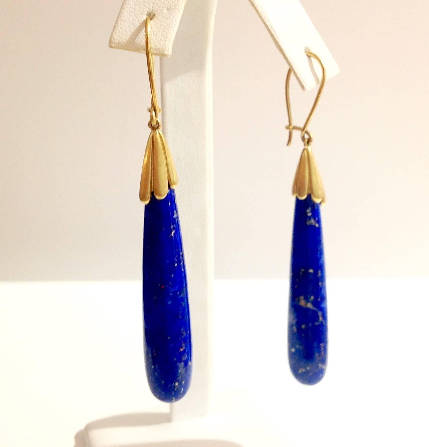 Contemporary 95 Carat Lapis Lazuli Dangle Earrings in 18 Karat Gold For Sale