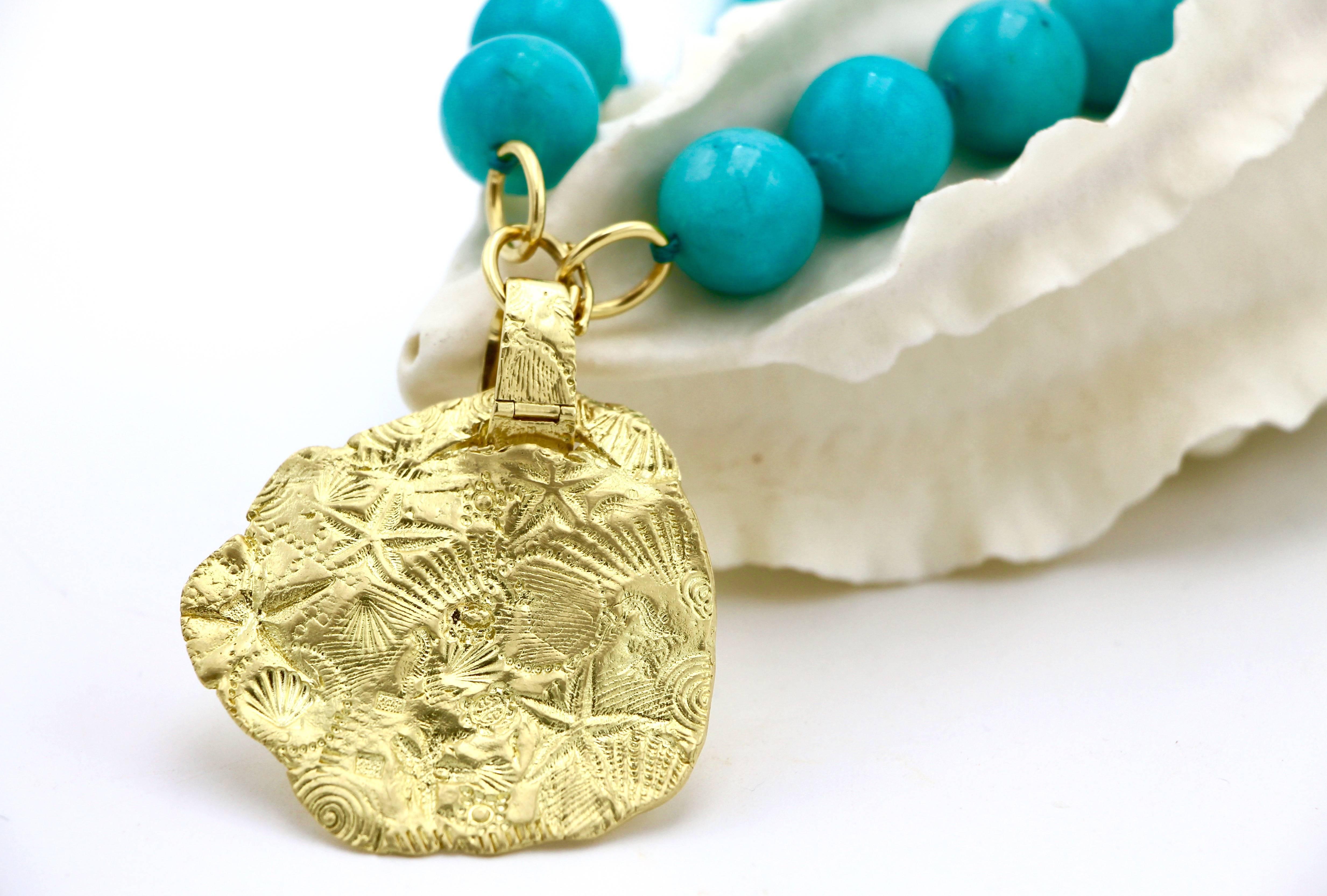 Inspired by her daughter, Susan Lister Locke created the 18 Karat Gold Ashley Pendant showcasing starfish and shells—treasures from the sea! Exquisitely detailed, the 18 Karat Gold clasp adds versatility and allows the pendant to be fastened onto a