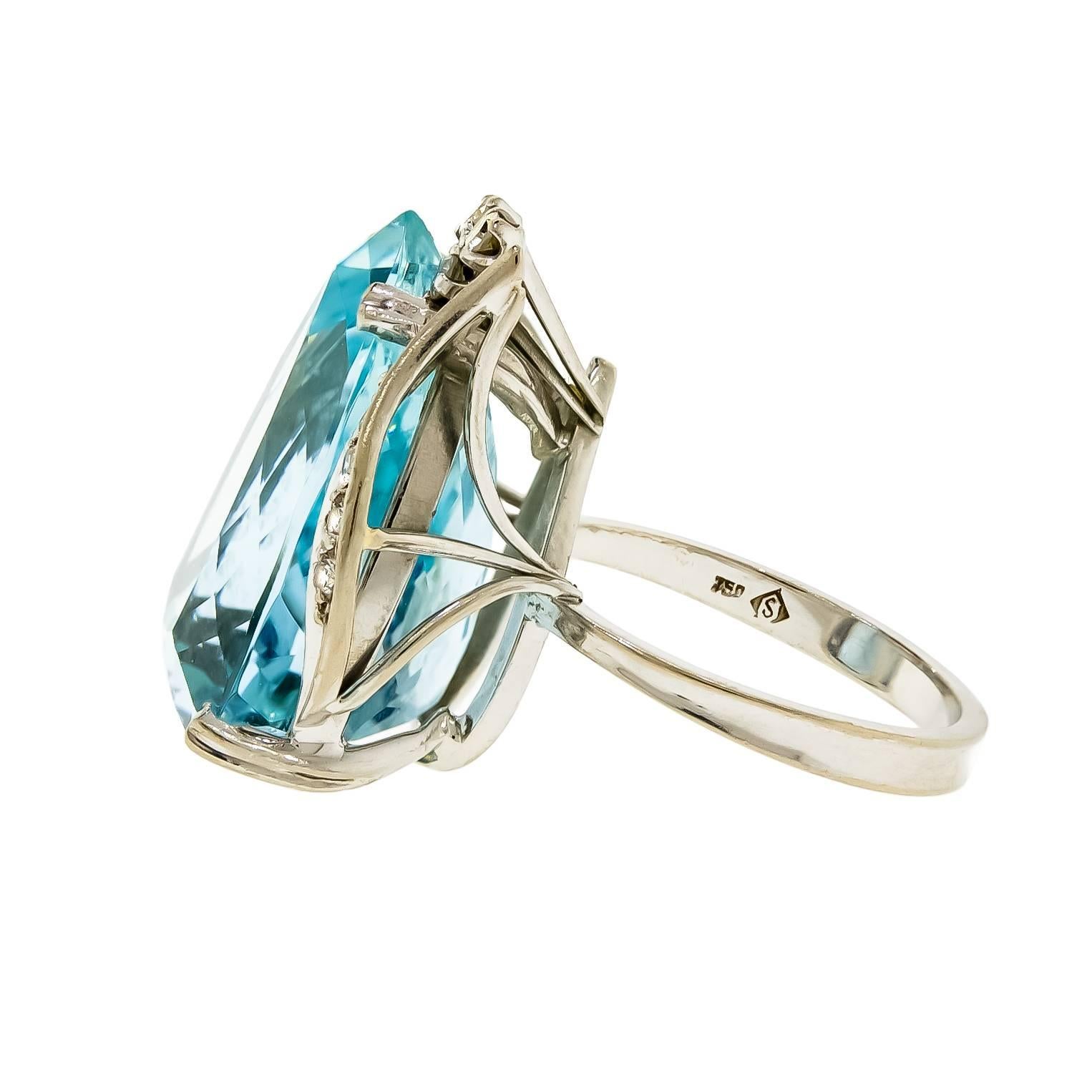 Women's Captivating Mid-Century Aquamarine Diamond and 18K White Gold Cocktail Ring For Sale