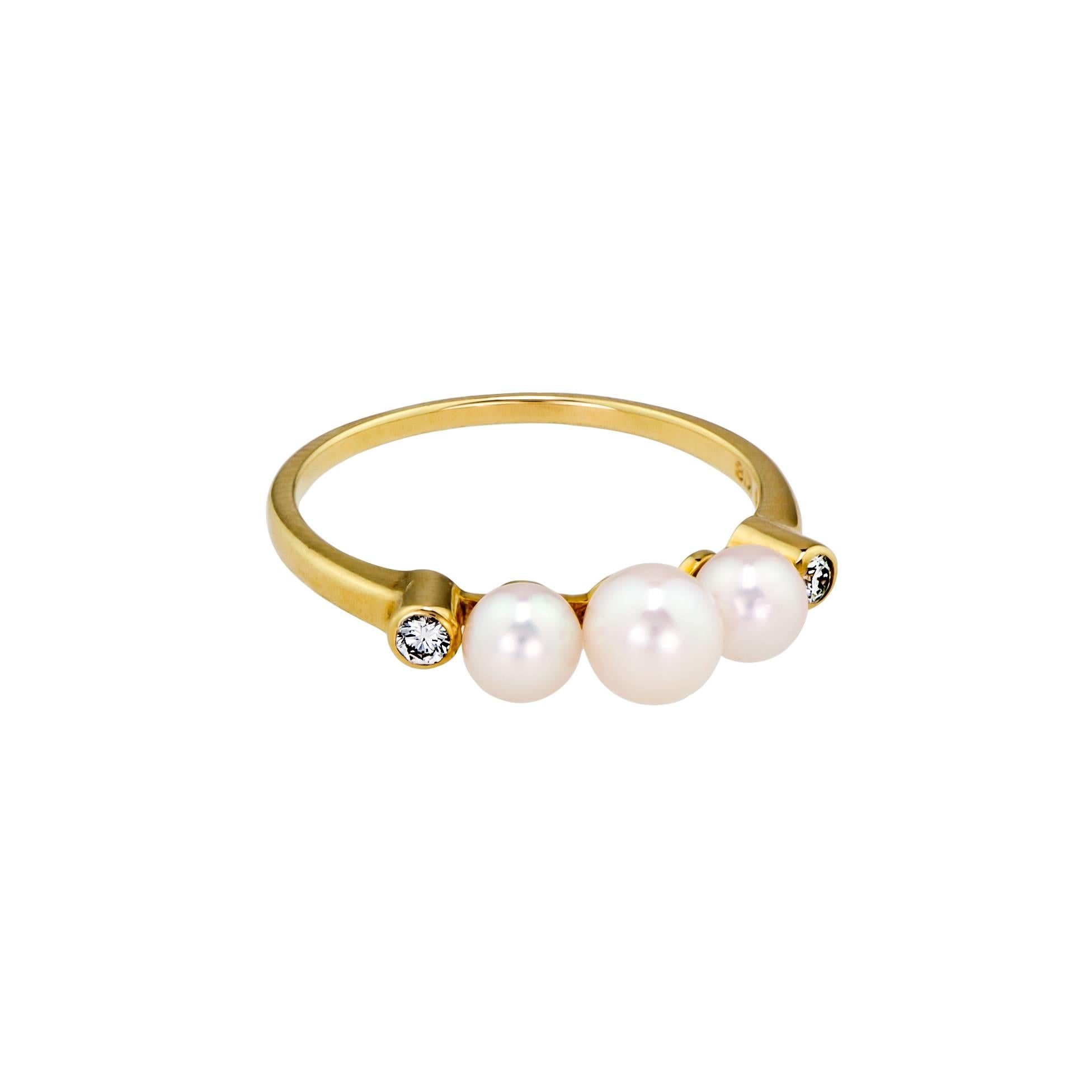 Sweet Vintage Mikimoto cultured pearl diamond and 18kt yellow gold ring - 3 fine cultured pearls - center 5mm two sides 4mm - two small round brilliant cut natural diamonds bezel set - 18kt yellow gold mount - hallmarked in shank- Excellent condition