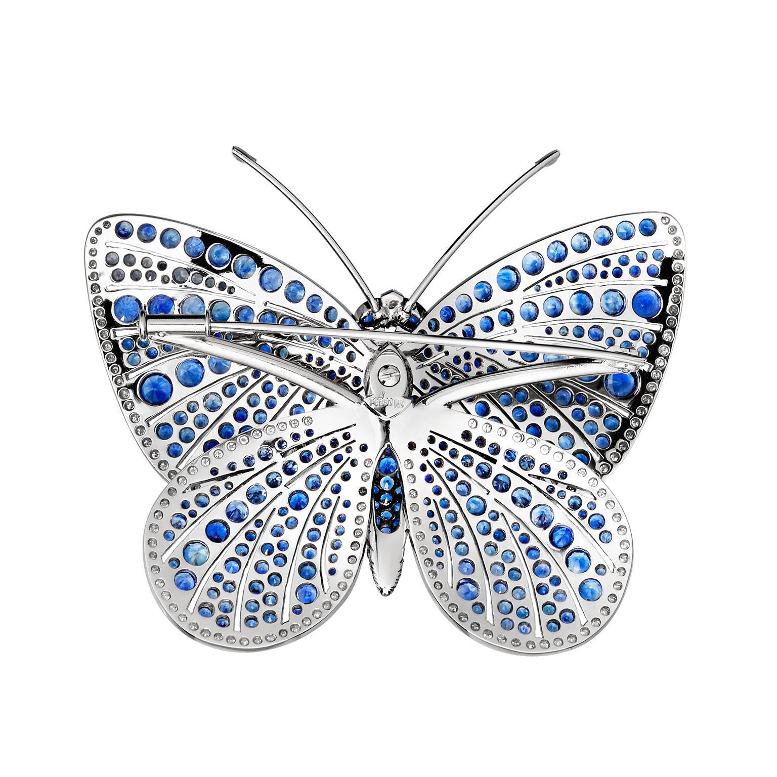 The Holly Blue

The body of the Holly Blue features a unique sapphire with
a truly captivating appearance. The 4.26 carat antique-cut sapphire stands out for its untreated cornflower blue color. The gem is a miracle of nature – perfectly shaped by