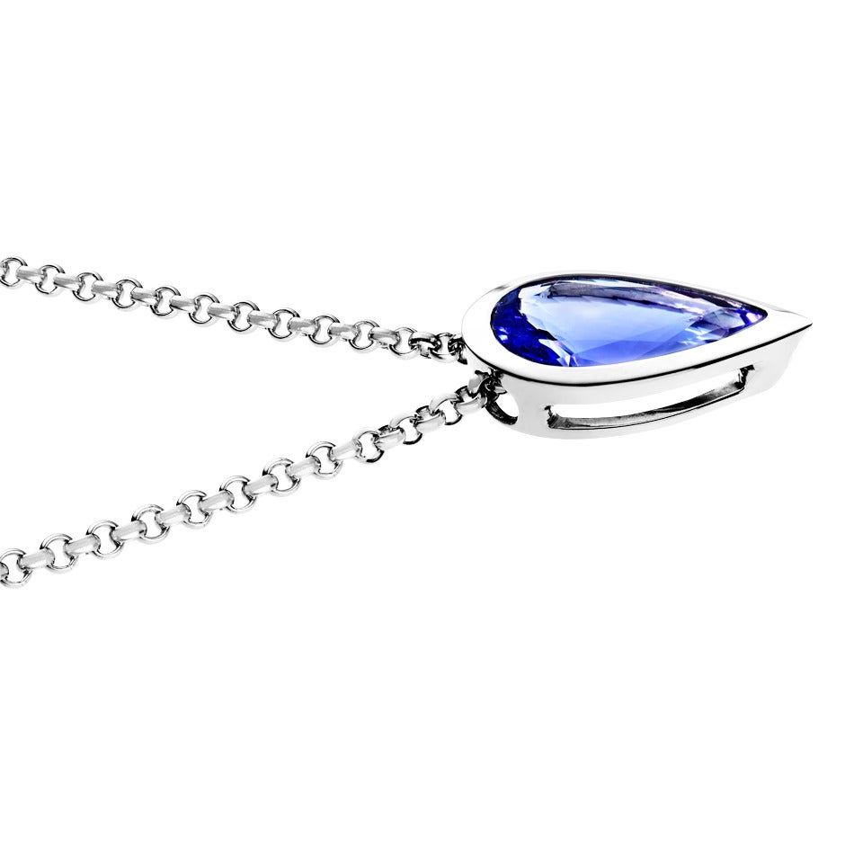Beautiful timeless pendant with a blue tanzanite in pear cut.

The colourful gemstone is set in a filigree bezel setting of 18 karat white gold.