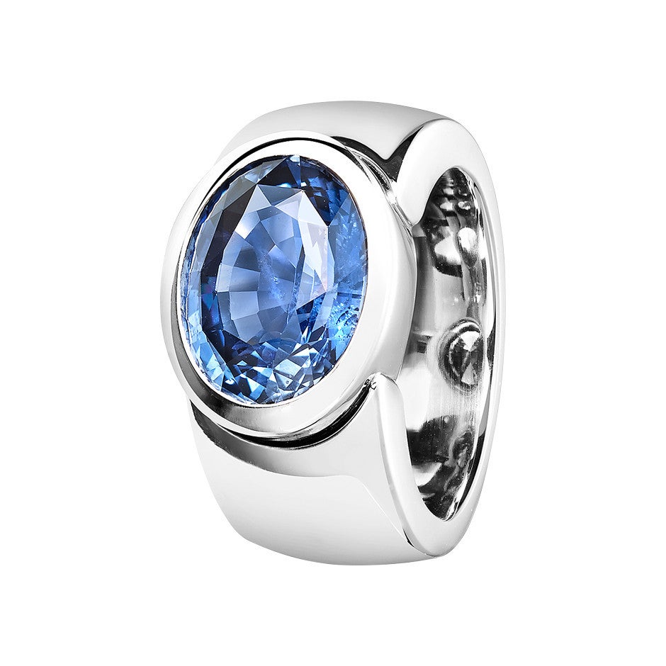Broad and beautiful ring with a blue sapphire in faceted oval cut. Dimensions of the gemstone: 9 x 11 mm.

This timeless and colourful ring is exquisitely handcrafted every-day-wearable jewelry.