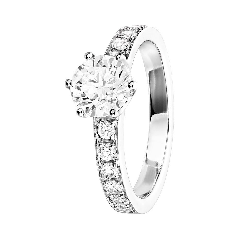 An exceptional diamond ring with a central 1 ct diamond (D IF) and 12 further 0.33 ct diamonds along the band. The ring is crafted in 950 platinum.