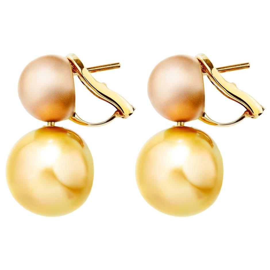 These bold earrings feature two spheres in18K matted rose gold (10 mm diameter) and a yellow pearl (13 mm diameter).