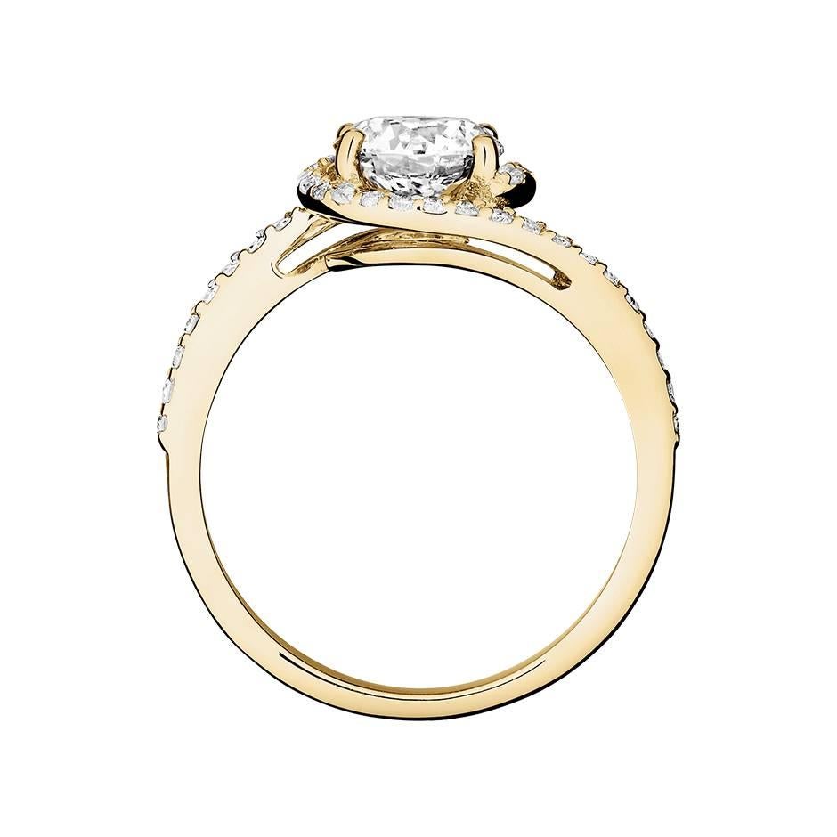 This elegantly curved prong set diamond ring has a central diamond with 1.25 ct (D IF), gracefully framed by pave brilliants. The ring is made from 18 karat yellow gold and is also available in white gold, rose gold and platinum upon request.