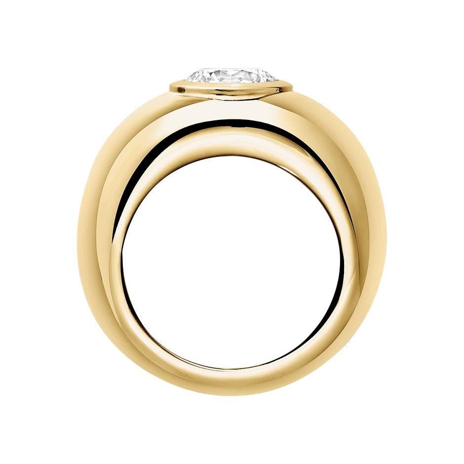 This broad bezel set diamond ring has a central 1ct (G VS1). The ring is crafted in 18 karat yellow gold and is available in white gold, rose gold and platinum upon request.
