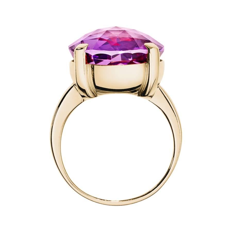This modern cocktail ring features a facetted purple amethyst (15 mm) in a classic prong setting. The ring is crafted in 18 karat rose gold and is also available in yellow gold, white gold and platinum upon request. 