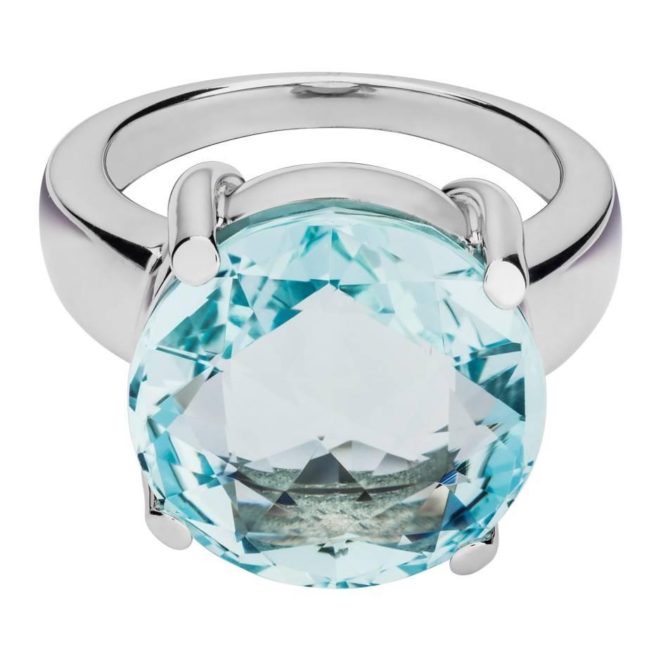 This modern cocktail ring features a facetted sky blue aquamarine (15 mm, 11.52 ct) in a classic prong setting. The ring is crafted in 18 karat white gold.