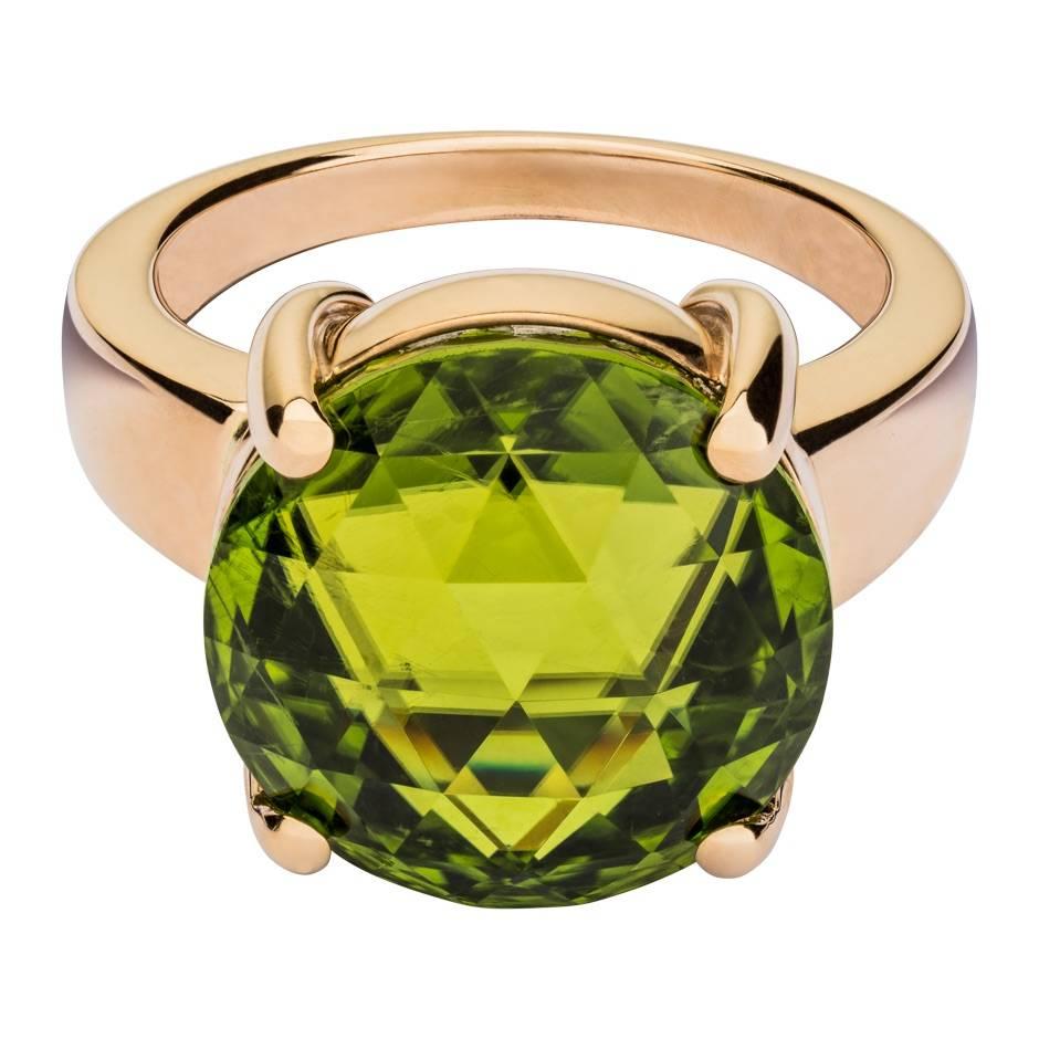 This modern cocktail ring features a facetted green peridot (15 mm, 16.97 ct) in a classic prong setting. The ring is crafted in 18 karat rose gold.
