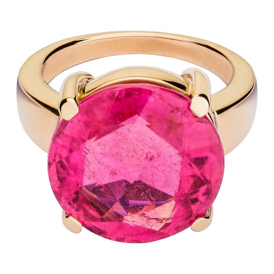 This modern cocktail ring features a facetted rubelite (15 mm, 12,36 ct) in a classic prong setting. The ring is crafted in 18 karat rose gold.
