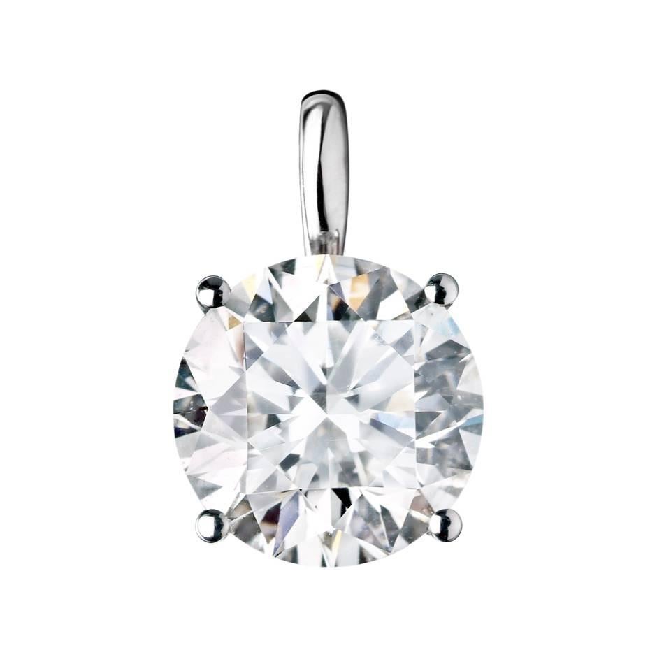 This classic 18K white gold pendant features a 0.71 ct brilliant-cut diamond (G VS1). The diamond is fixated by a timeless 4-prong setting and comes with a GIA certificate.

The pendant is sold without the chain necklace.